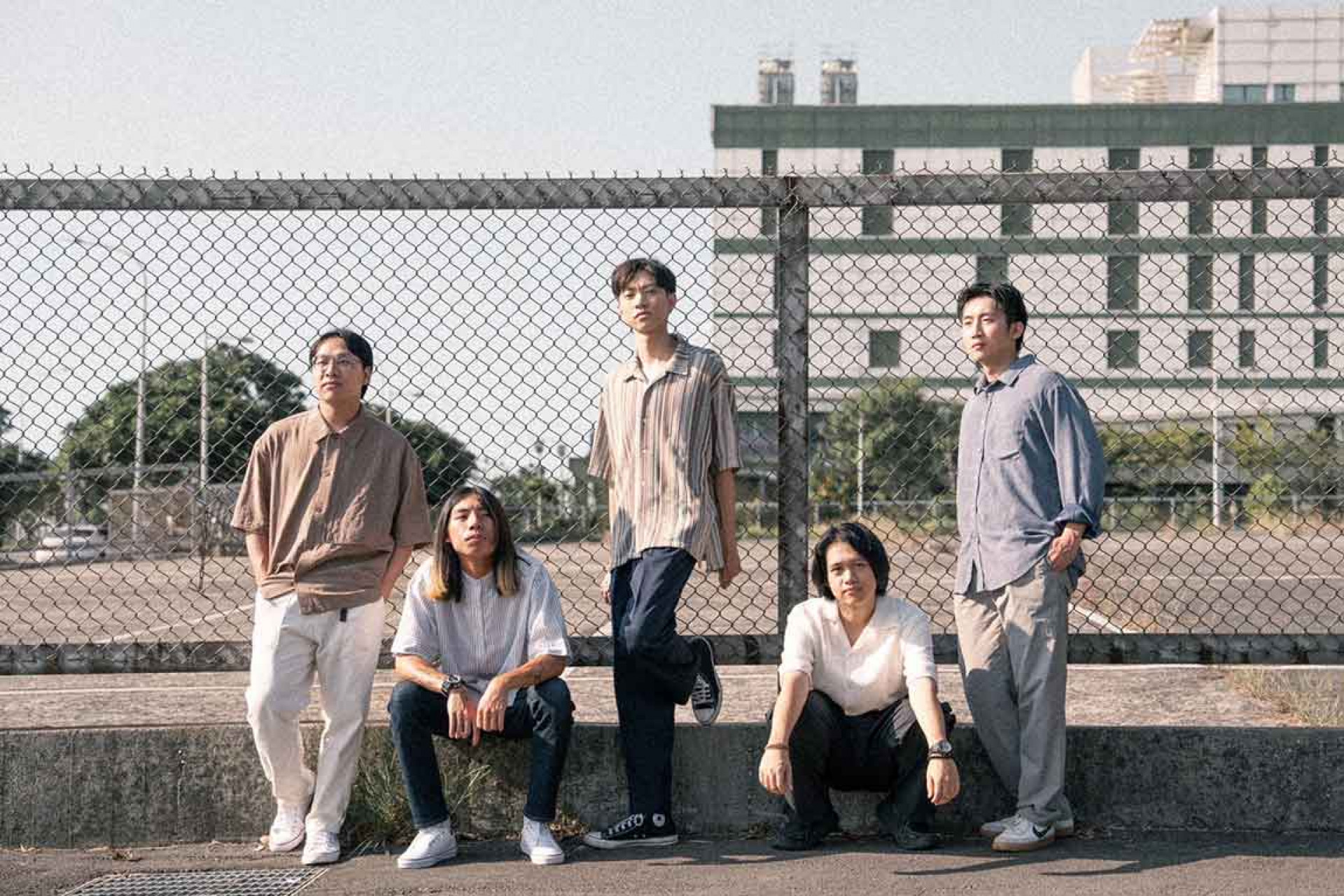 伯爵白宣傳照2(由左至右:吉他手佳祐_鼓手宏易_主唱奕達_貝斯手子丹_吉他手文沛)照片提供_躁音製造所-