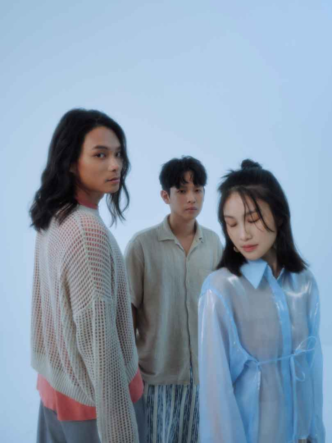 MoonD'shake-由團長國晏(左)、吉他手子恩(中)及主唱家菱(右)組成