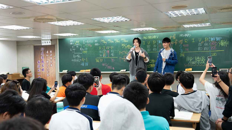 大勢情歌王陳勢安網路話題不斷 秘密突襲補習班演唱冠軍單曲〈家具〉創近500萬點擊