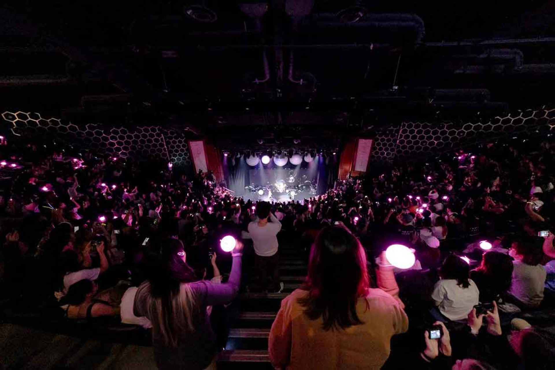 圖07:告五人金曲連發「宇宙有趣KTV」英國重現。(相信音樂提供)