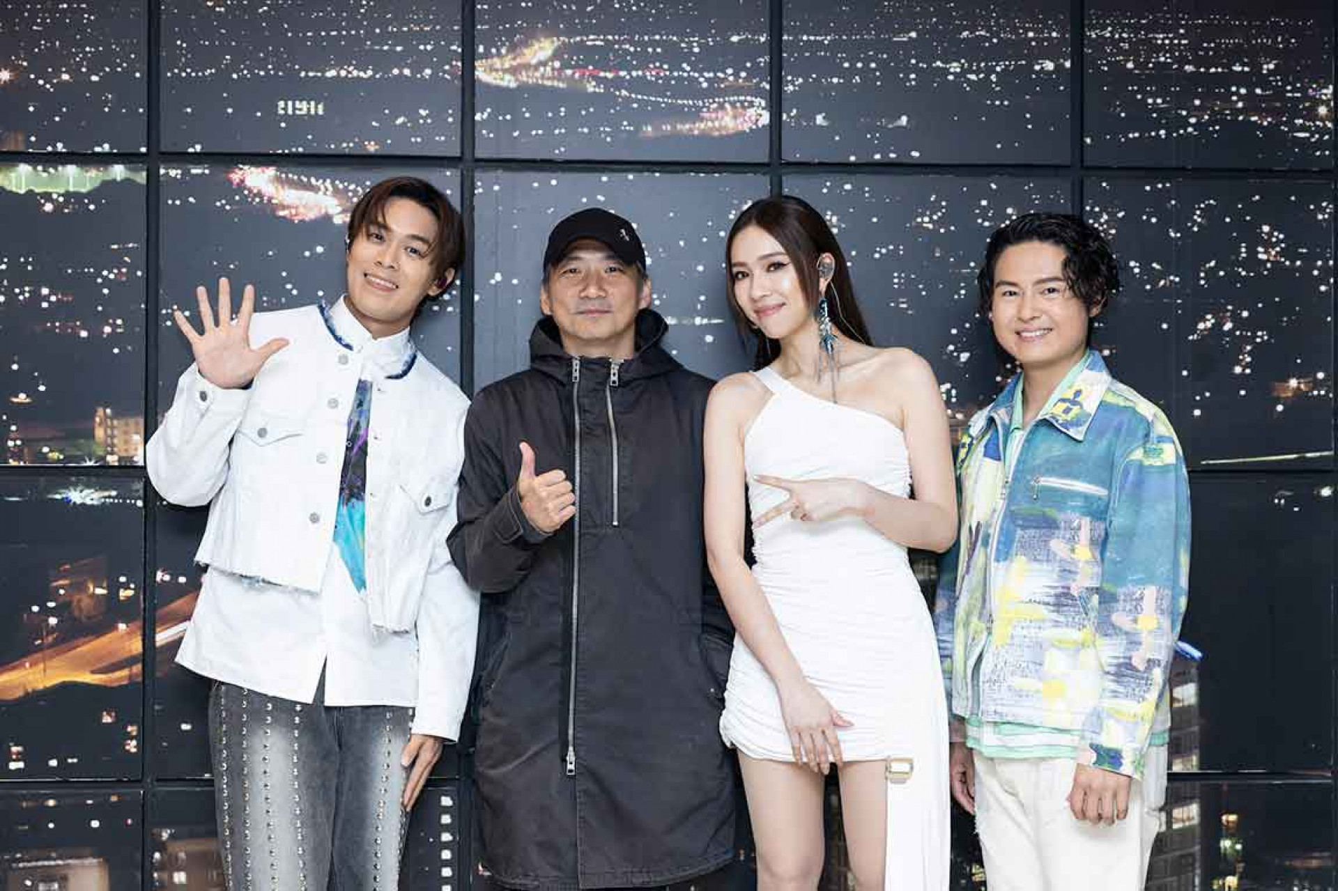 圖01:告五人倫敦開唱,師兄五月天石頭驚喜探班。(相信音樂提供)