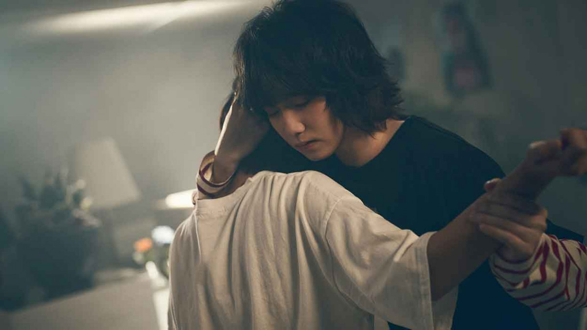 終於不當藏鏡人！首發單曲〈你的眼睛〉持修挑戰霸道總裁  大嘆：”接巴掌”好難！