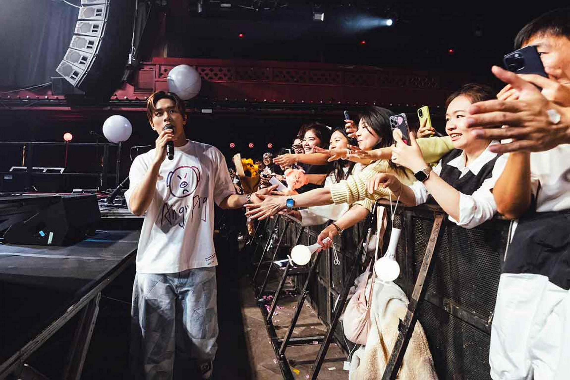 告五人雲安,與歌迷零距離互動。(相信音樂提供)