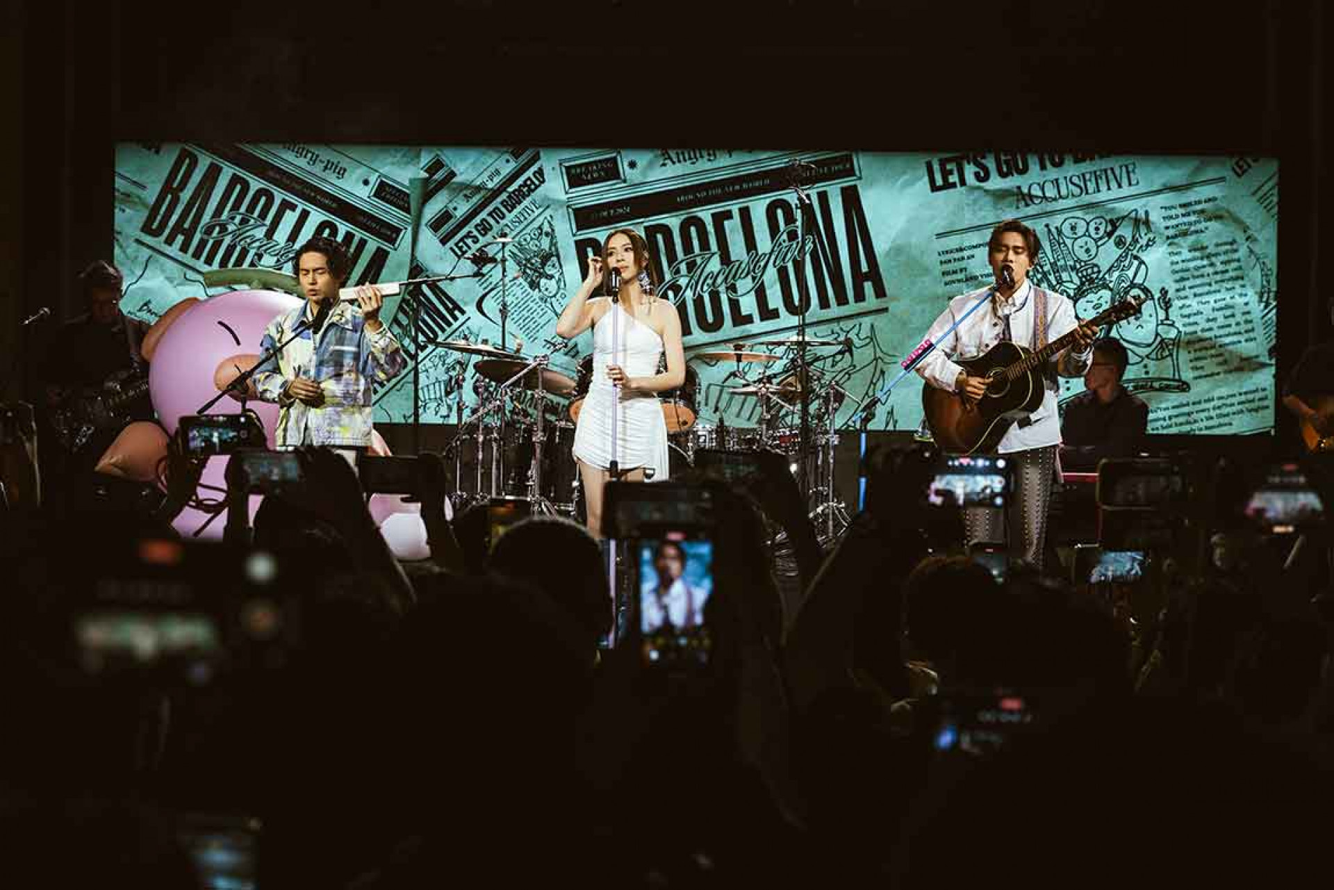 告五人「宇宙的有趣」插旗歐洲大陸,成為巴塞隆納首位開唱的華人樂團。(相信音樂提供)