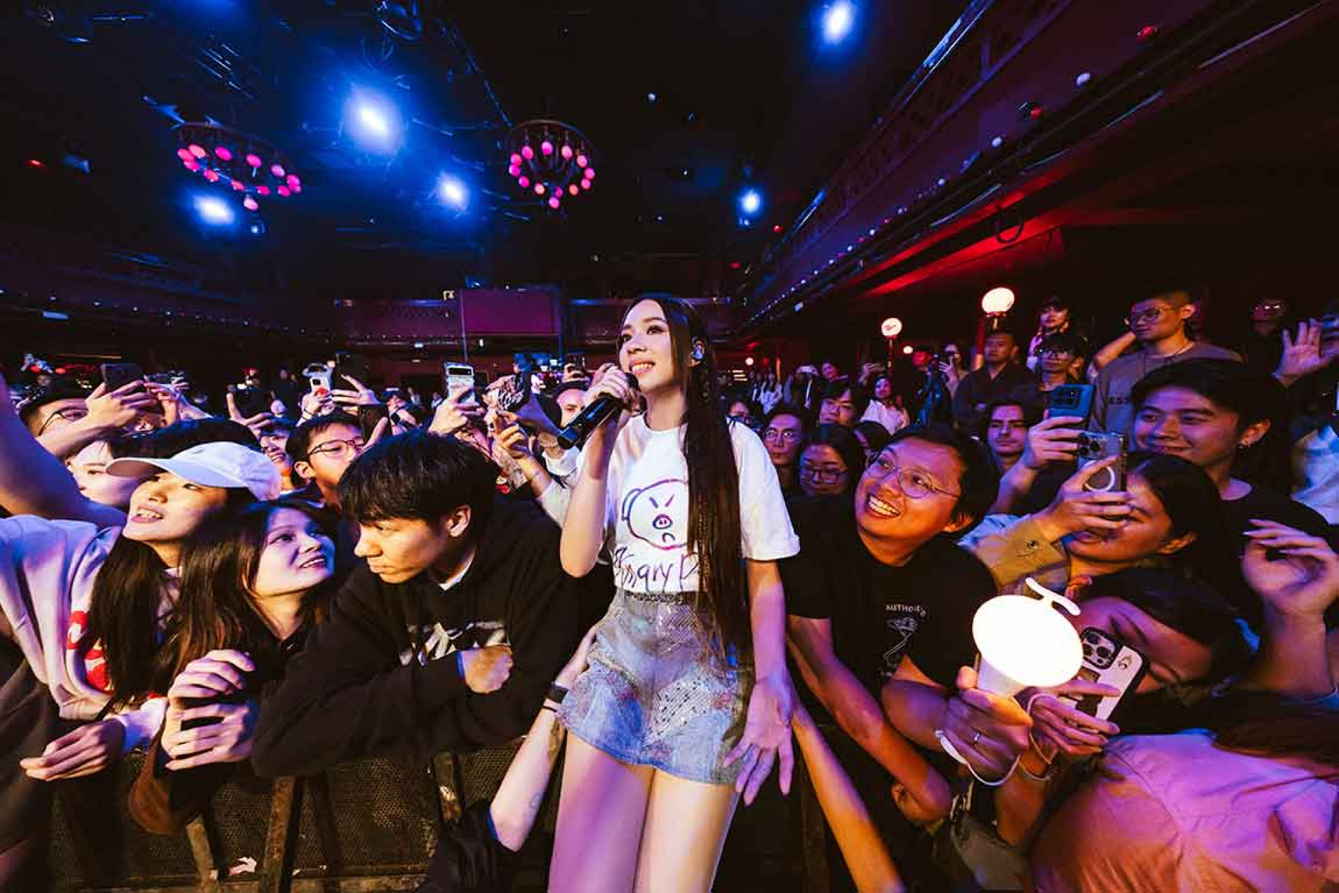 告五人犬青,歌迷熱情包圍。(相信音樂提供)