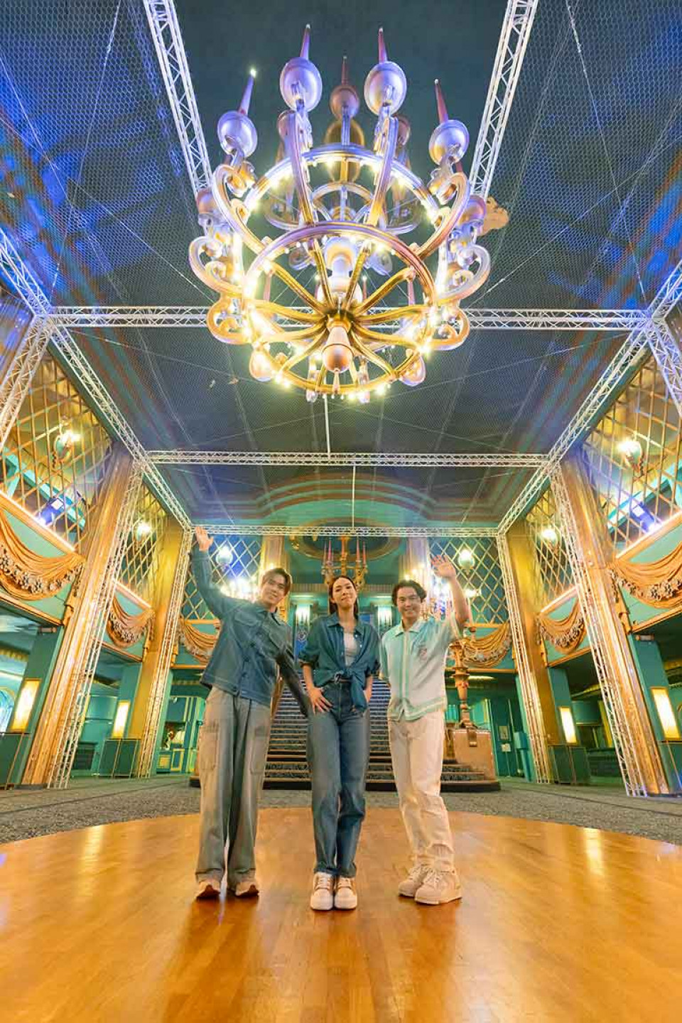 告五人到巴黎「女神遊樂廳(Folies-Bergère)」開唱,成為第一個唱進此地的華語樂團。(相信音樂提供)