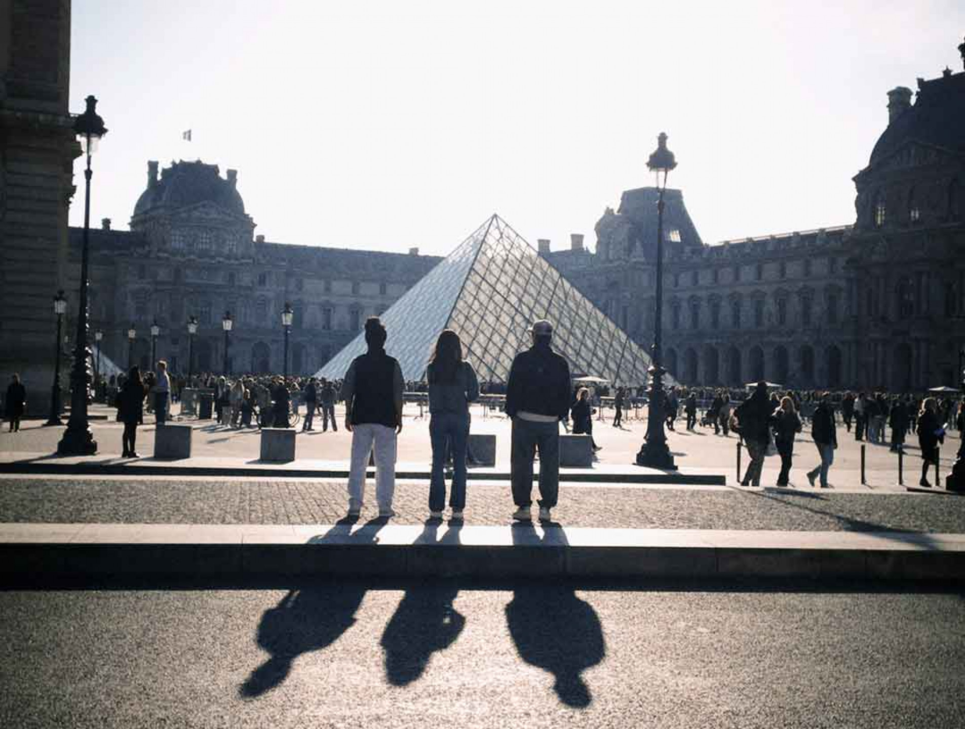 告五人趁巡演空檔造訪巴黎羅浮宮朝聖藝術珍寶。(相信音樂提供)