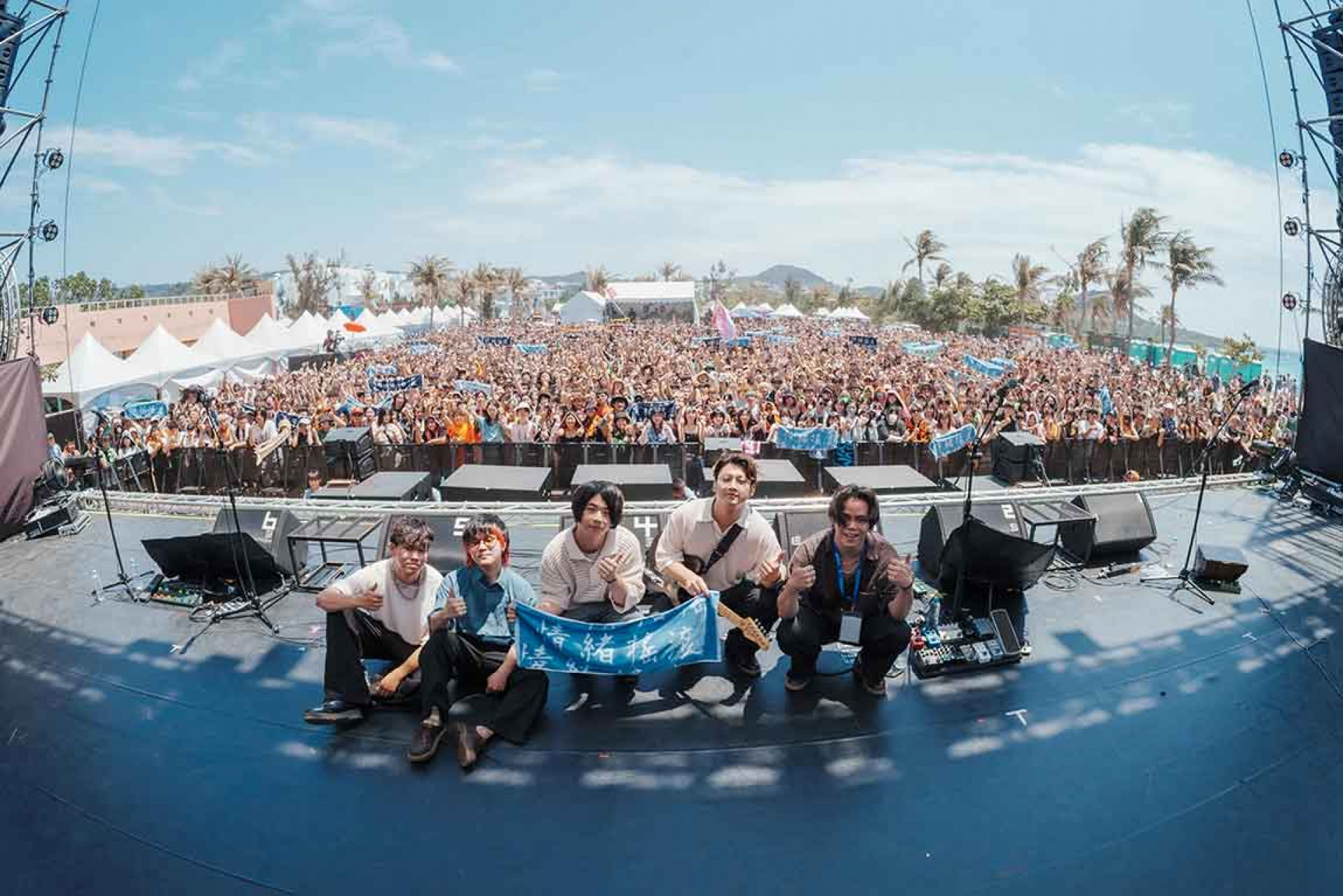 樂團演出照---由左至右:鼓手小布、吉他手方文、主唱浩澤、吉他手嘉恩、貝斯手廷曜(圖片提供:Who-Cares-胡凱兒)