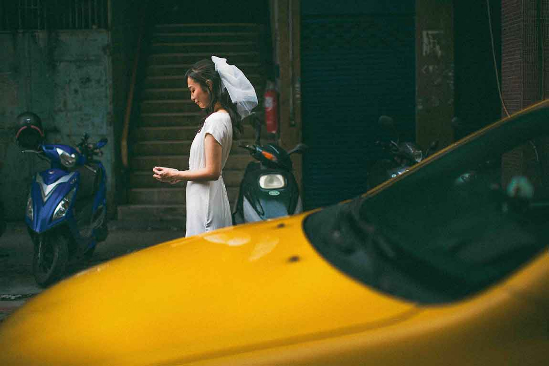 MV劇照（結婚當天在等待爸爸出現的女兒）