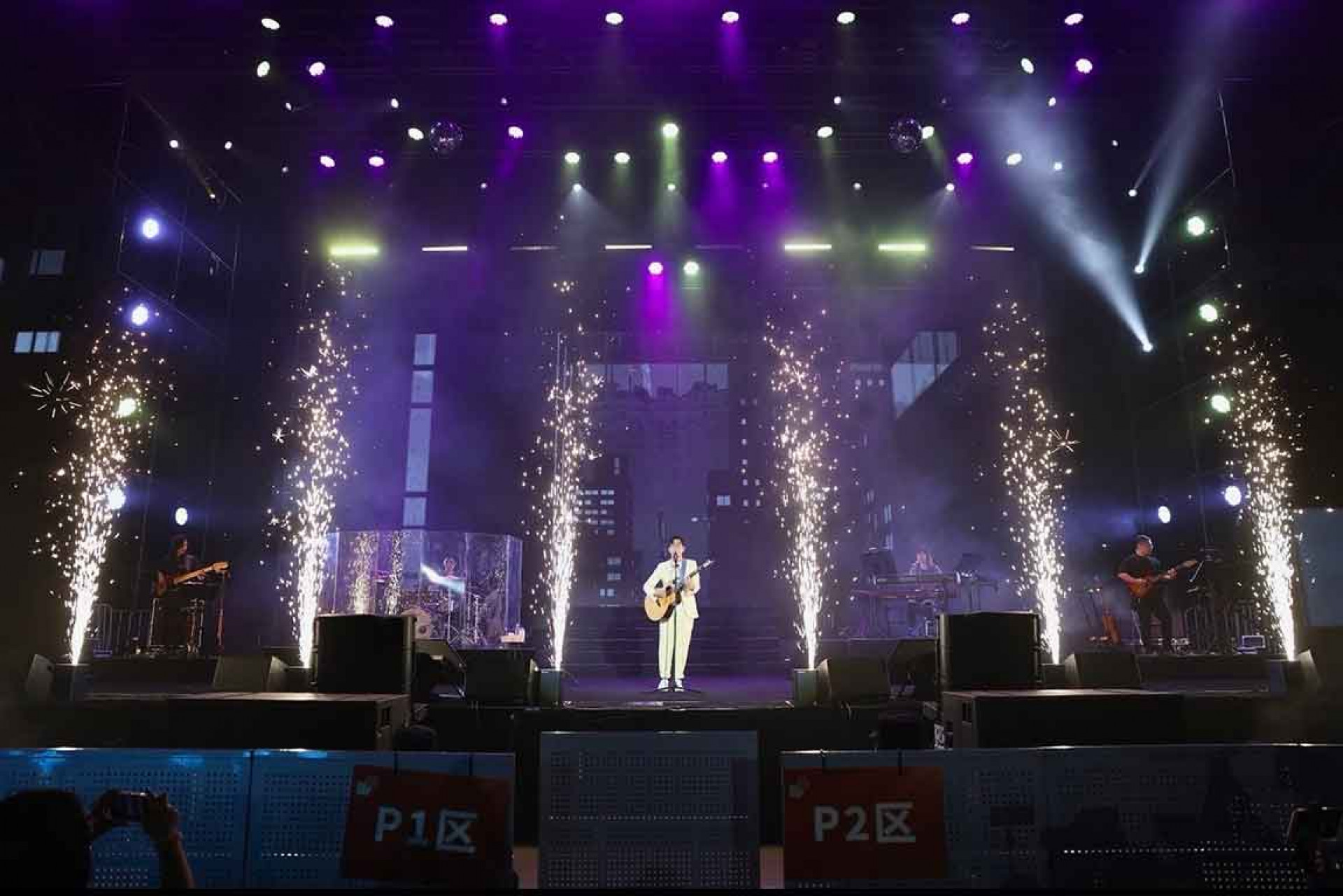 品冠身穿一套精緻刺繡的黃色西揹著吉他演唱《哄我入睡》熱鬧開場(照片提供:種子音樂)