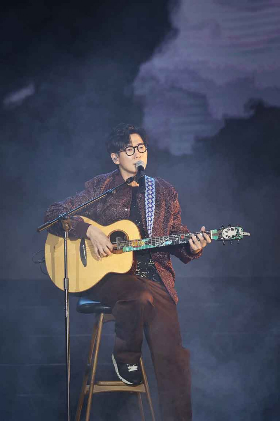 品冠深情彈唱歌曲,讓現場歌迷聽得如癡如醉(照片提供:種子音樂)