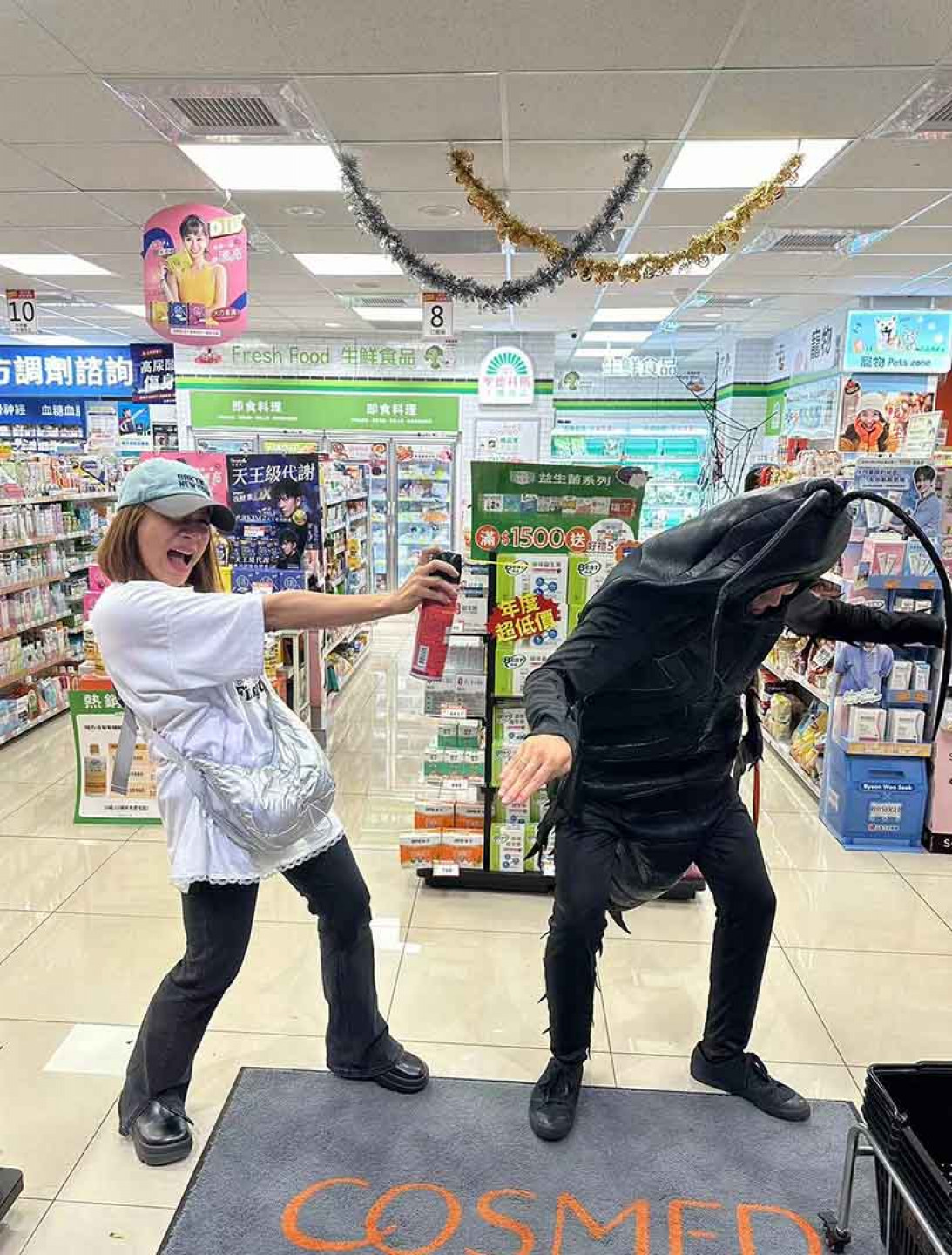 店員扮成大蟑螂嚇到江美琪