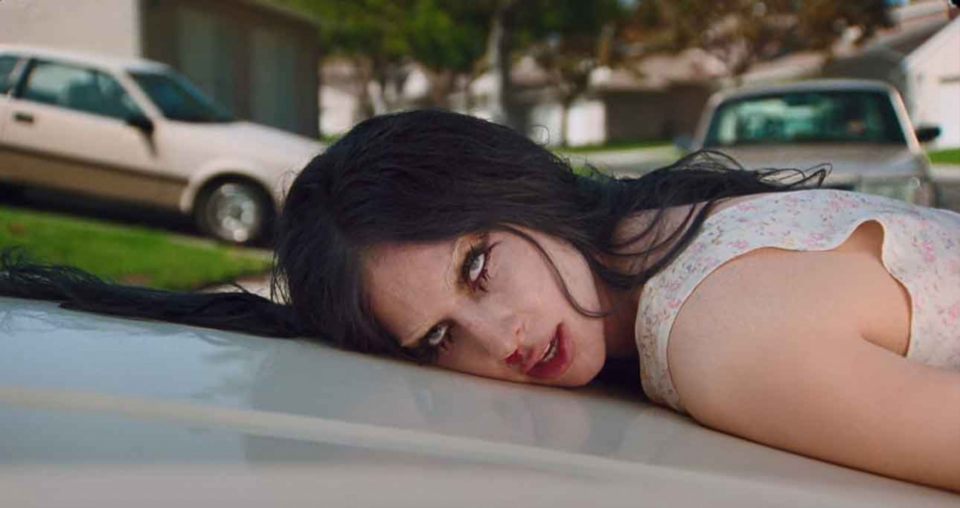 女神卡卡在新歌MV中扮演多重角色---截自YouTube---2