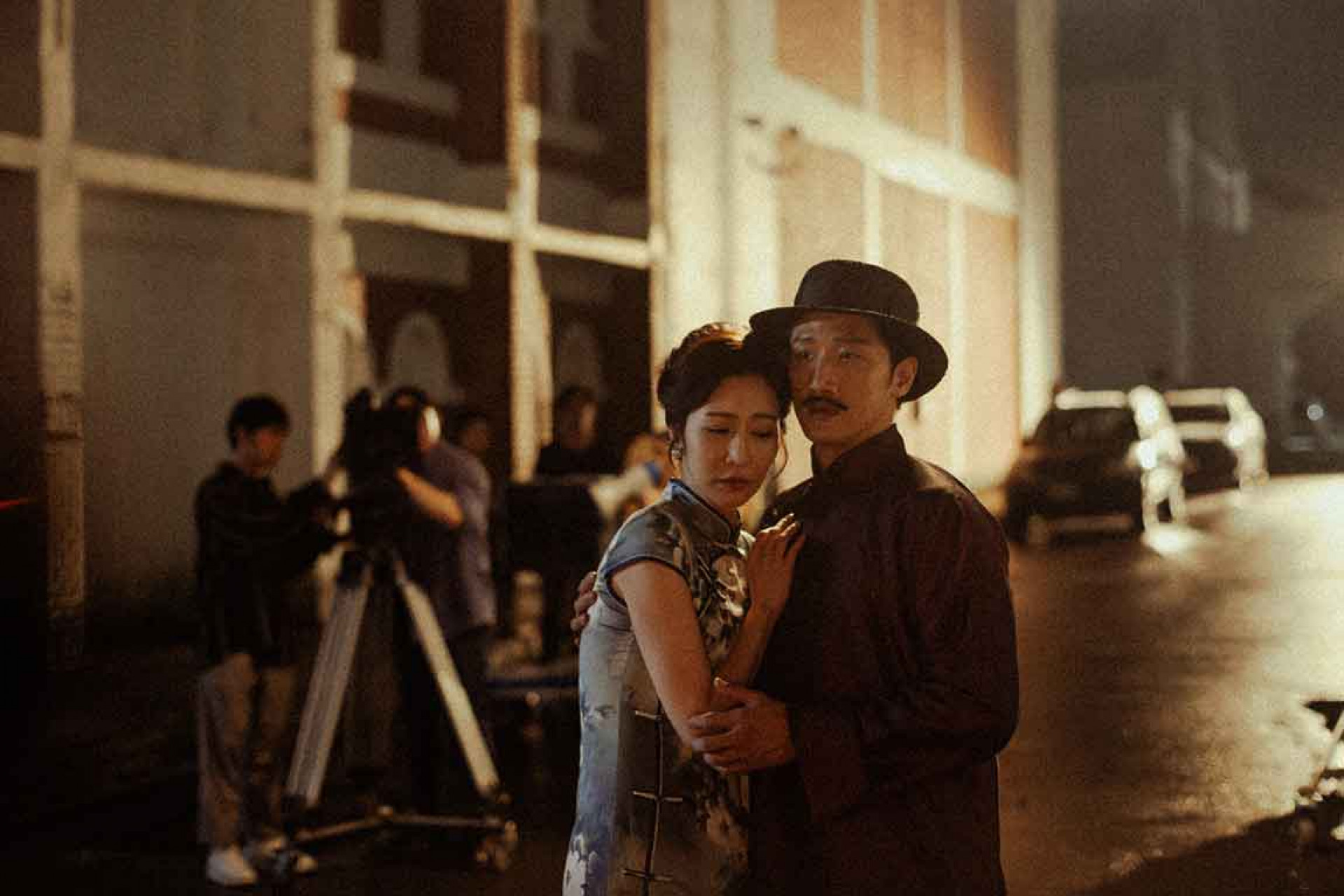 曾莞婷、高英軒參演阿跨面MV〈愛了傷過份〉_1