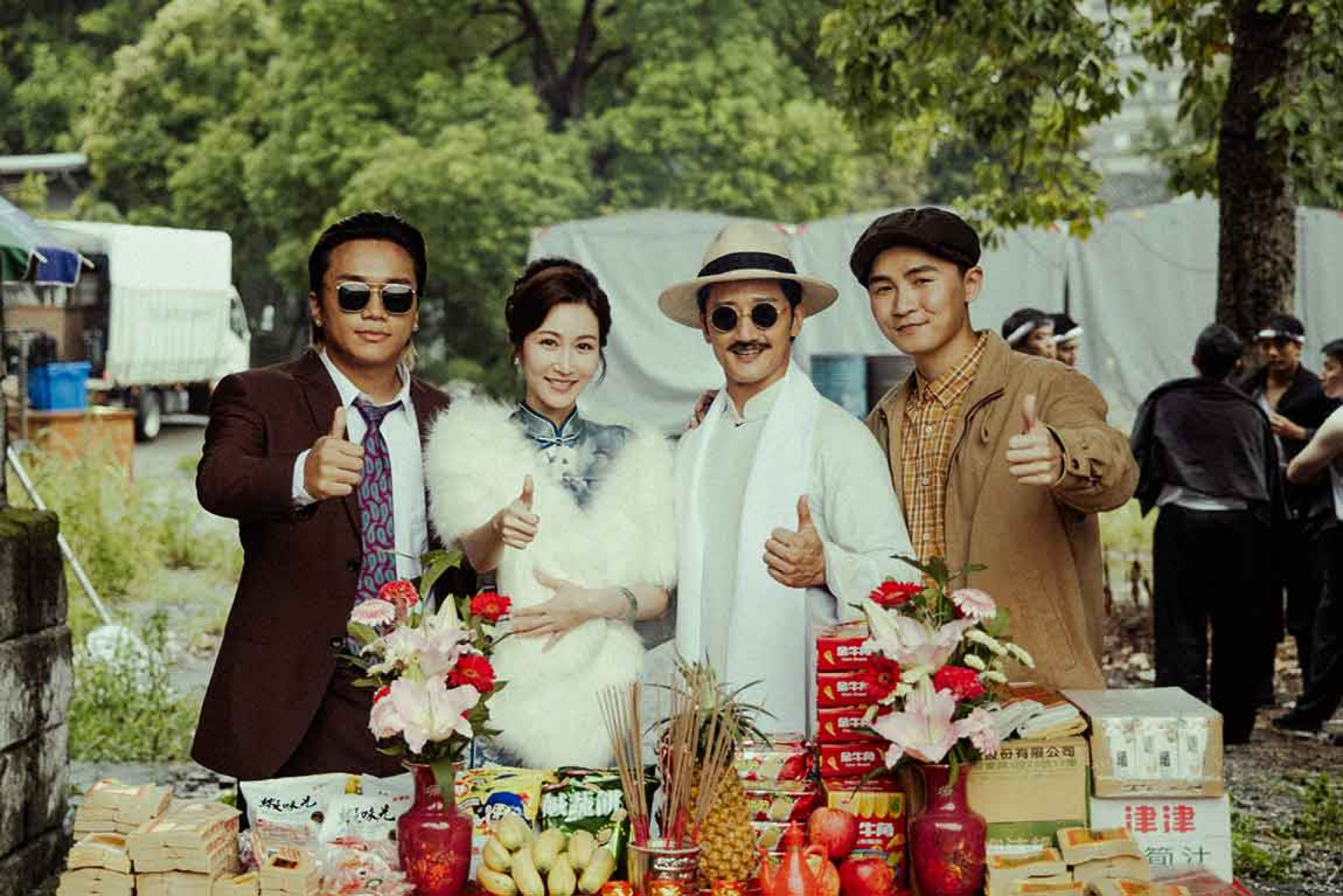 愛了傷過份MV劇照--阿跨面(左)、曾莞婷(左二)、高英軒(右二)、王水源(右一)