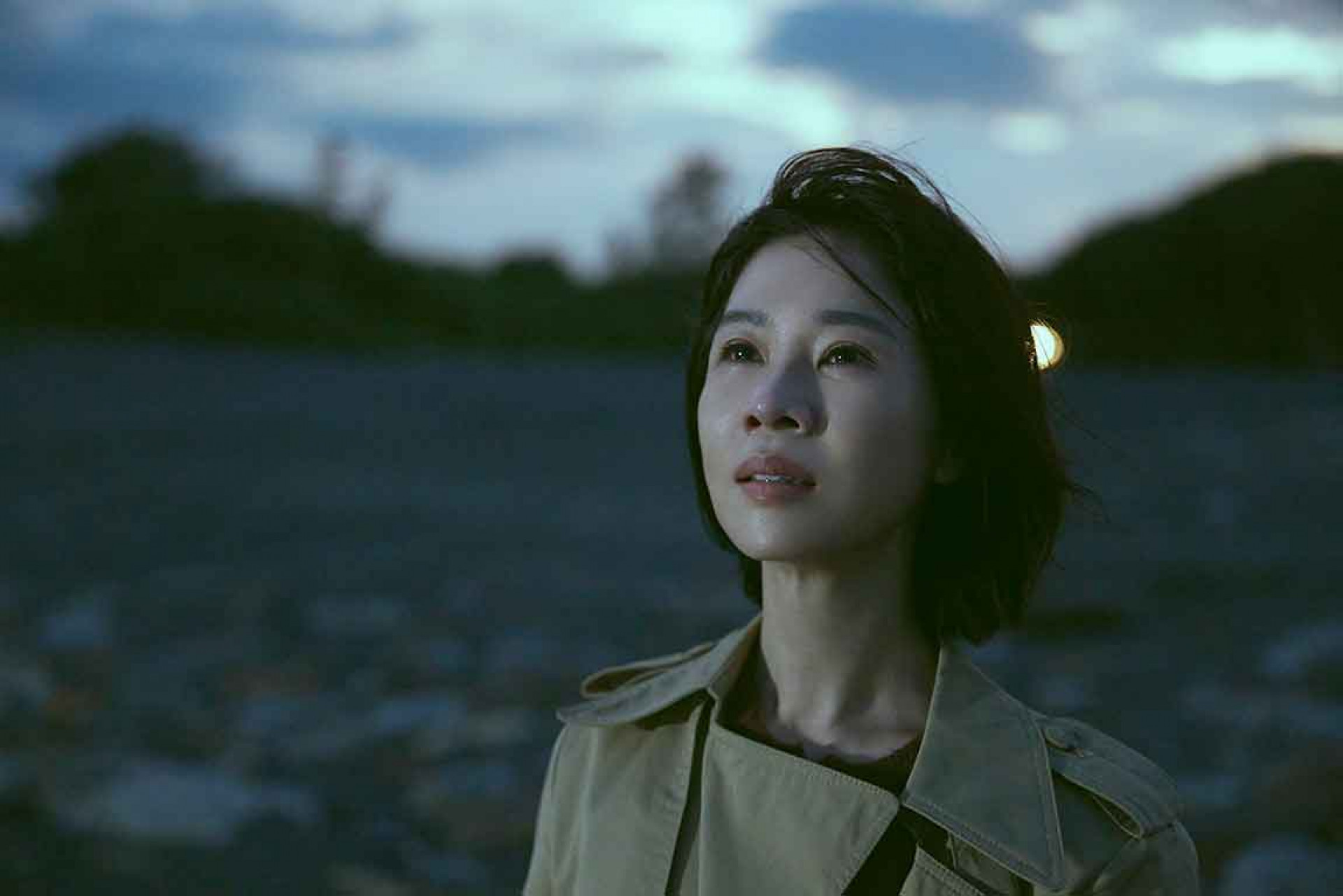 〈從未見過的海〉MV中，謝盈萱淚灑一片「海」前。（相信音樂提供）