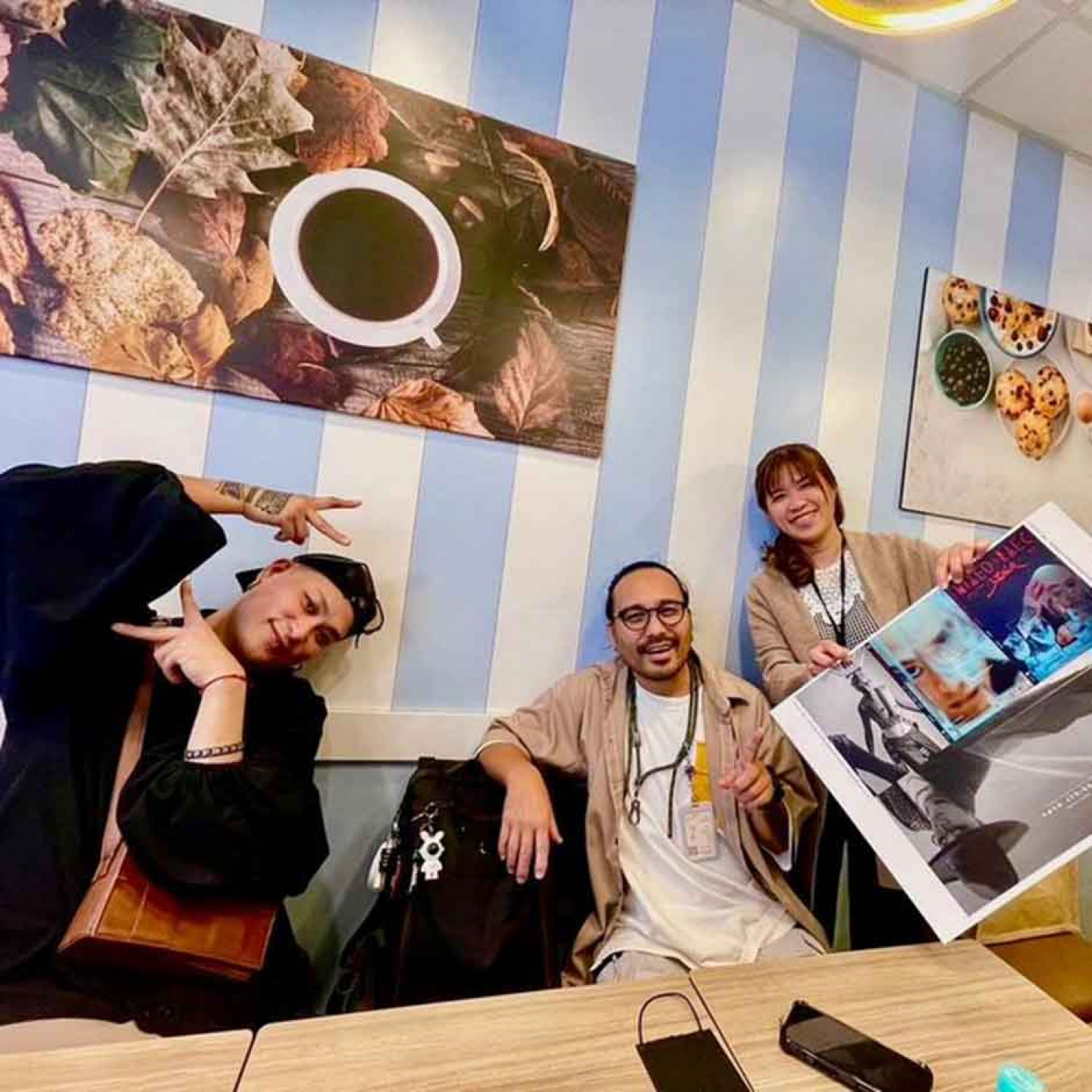 金曲原民歌手洛佳.巫茂(中)擔任《混血兒》專輯製作人,以阿美族語演唱多元的現代曲風,展現吳利昂(左)的音樂才華與創新精神。(圖/風潮音樂提供)