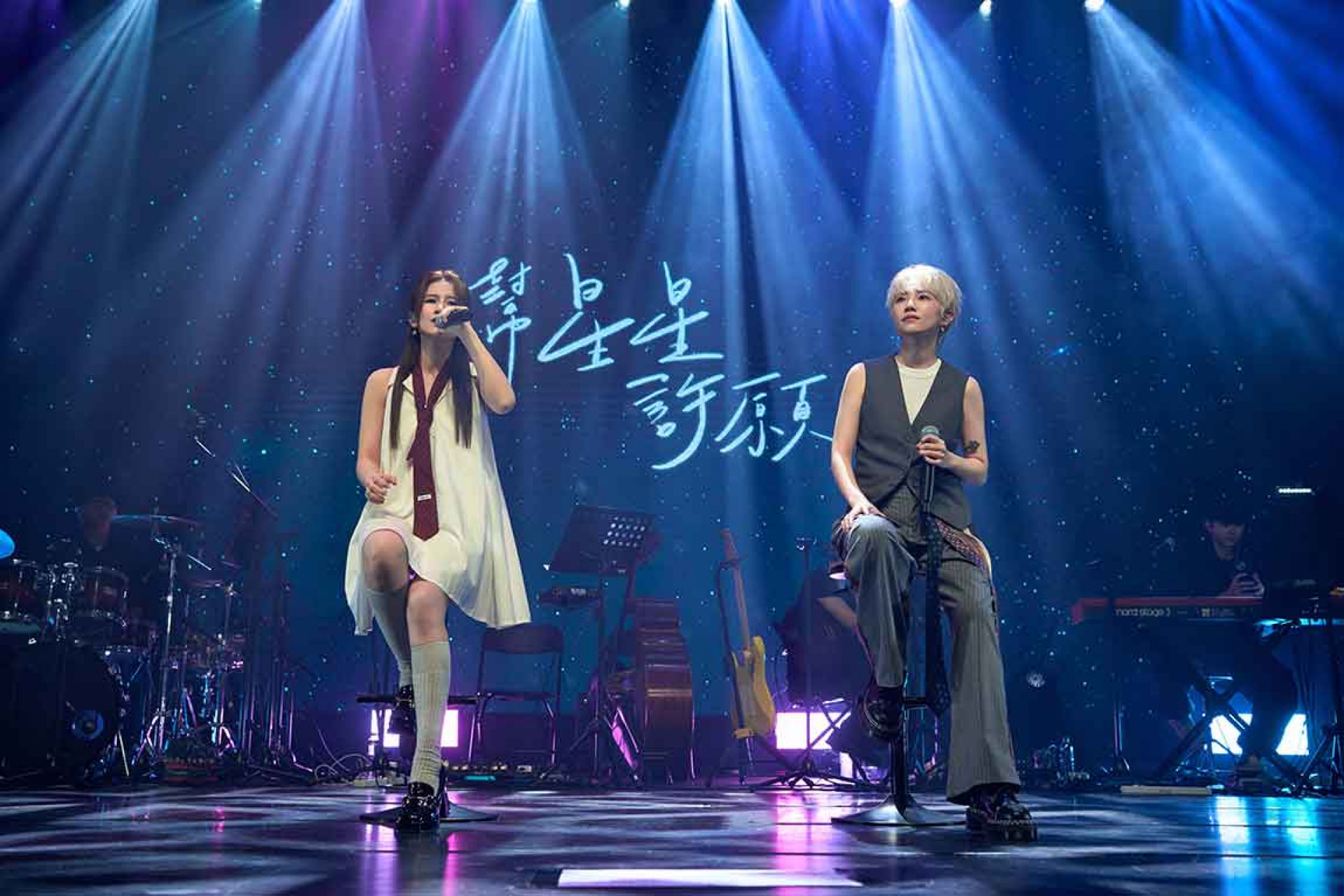 以悠(左)惟晨(右)