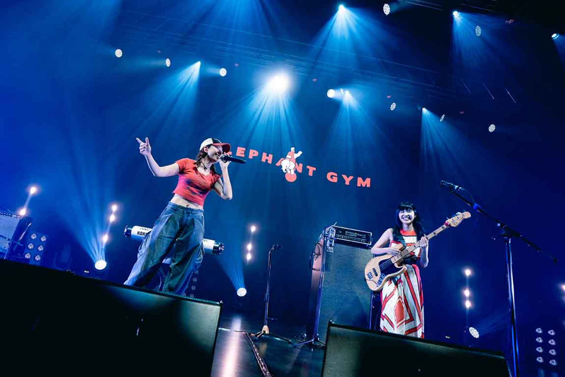 嘉賓9m88(左)與貝斯手凱婷(右)