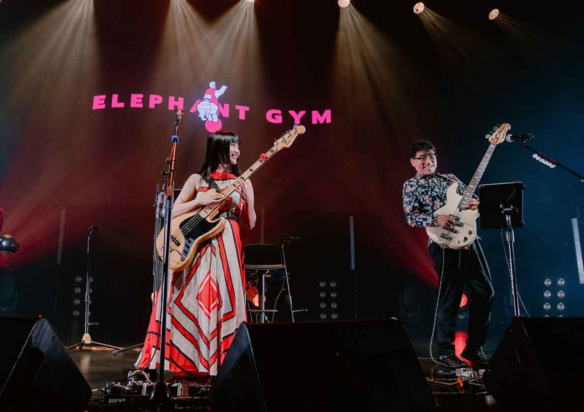 嘉賓亀田誠治(右)與貝斯手凱婷(左)