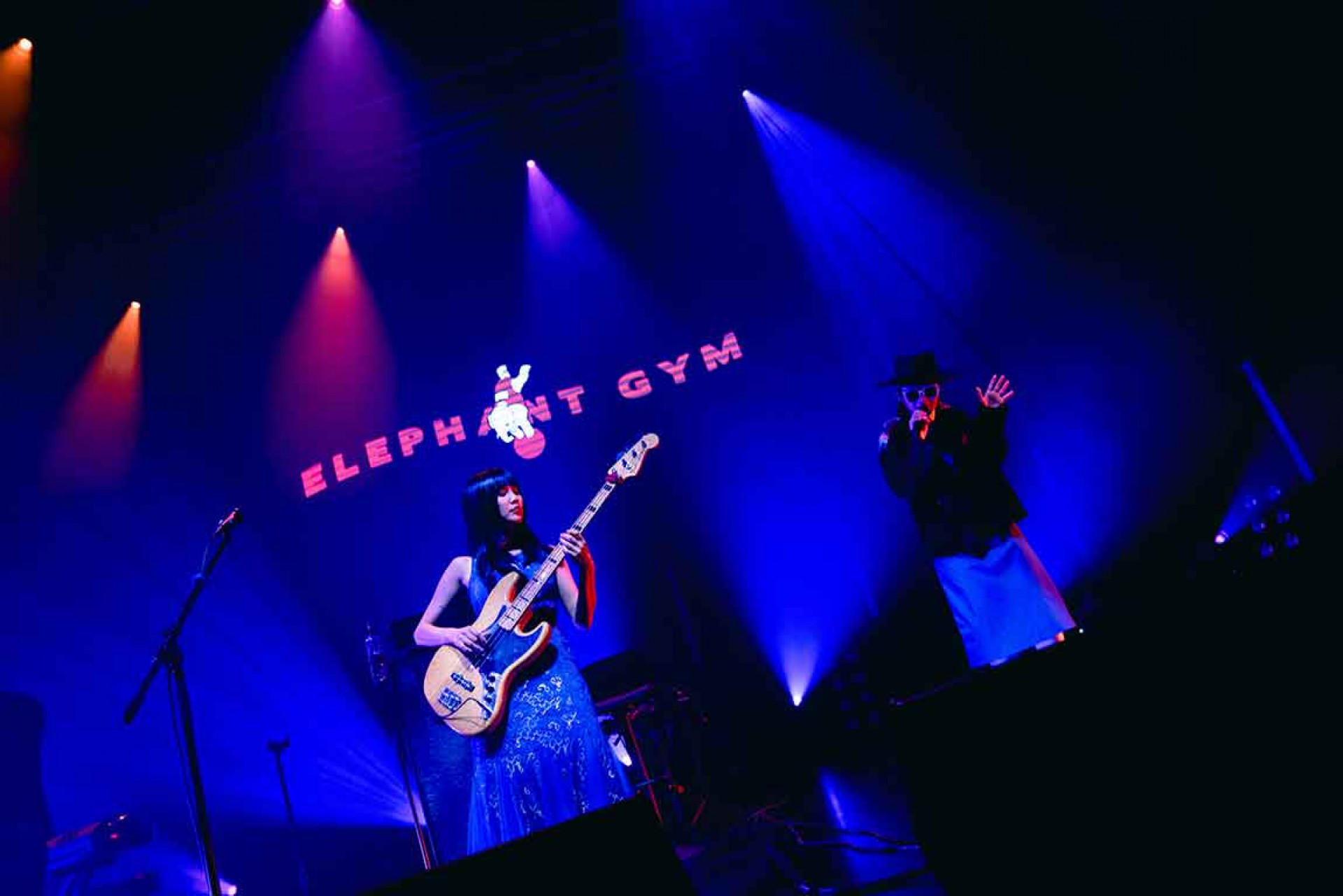 嘉賓壞特-_te(右)與貝斯手張凱婷(左)