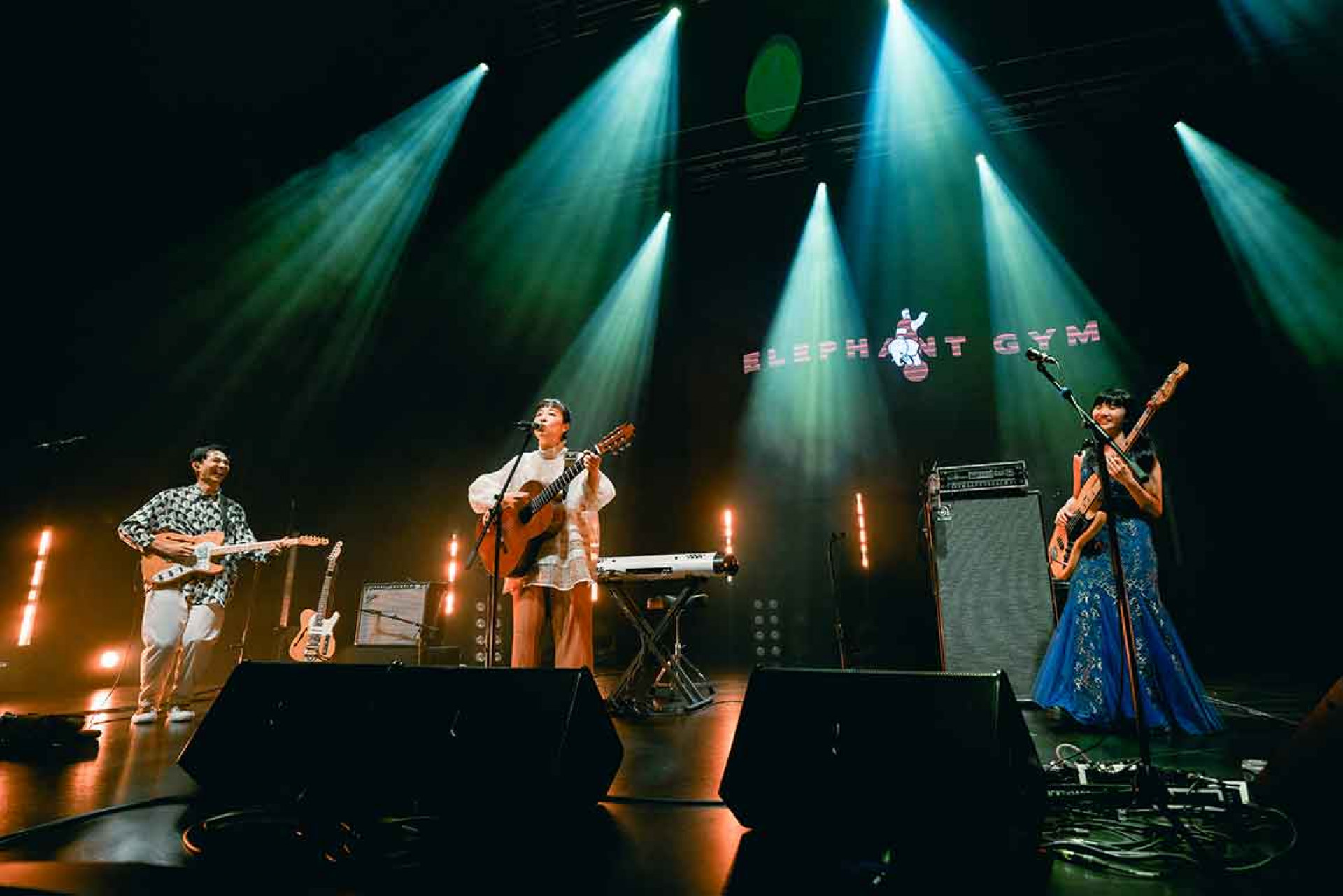 與嘉賓林以樂(中)共演雀斑樂團歌曲〈天氣預報〉