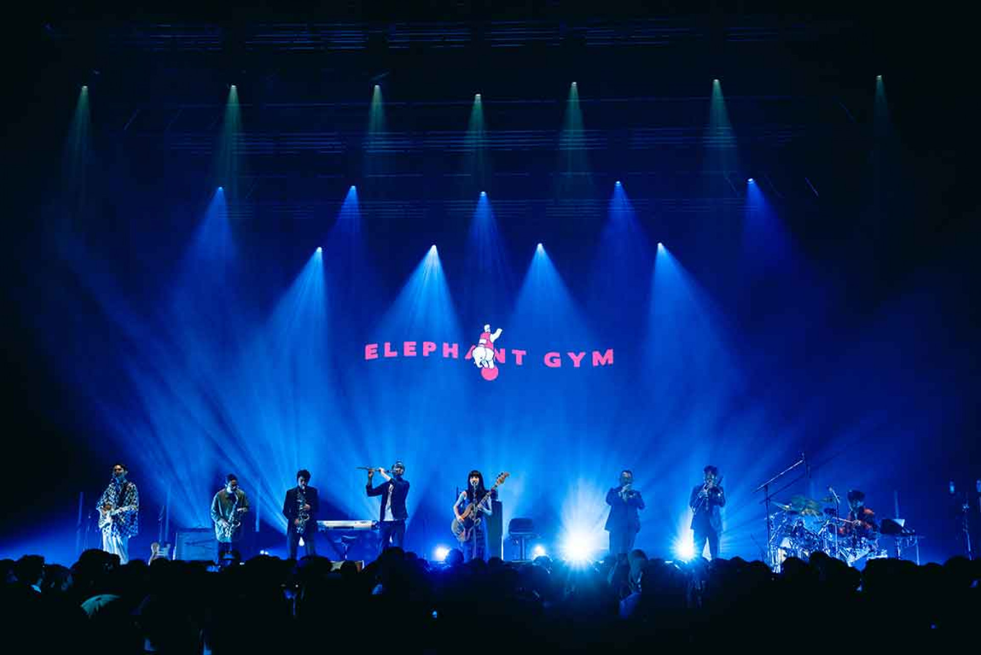 大象體操演出照04_與高雄市管樂團&日本象眠社薩克斯風手小西遼(左2)共演