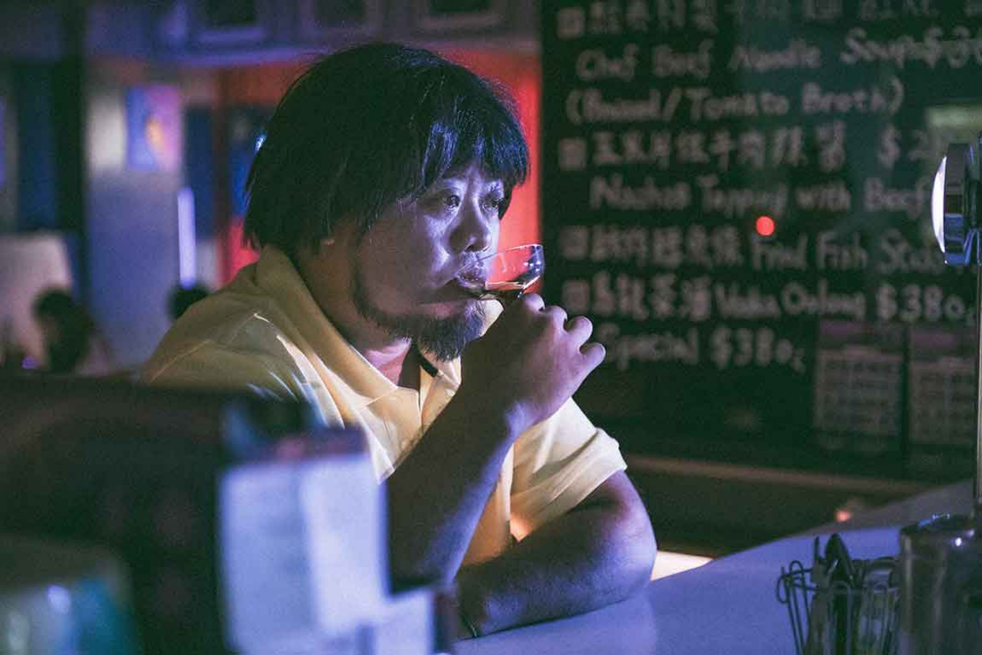 巴大雄獨自在酒吧傷感得不到的感情故事