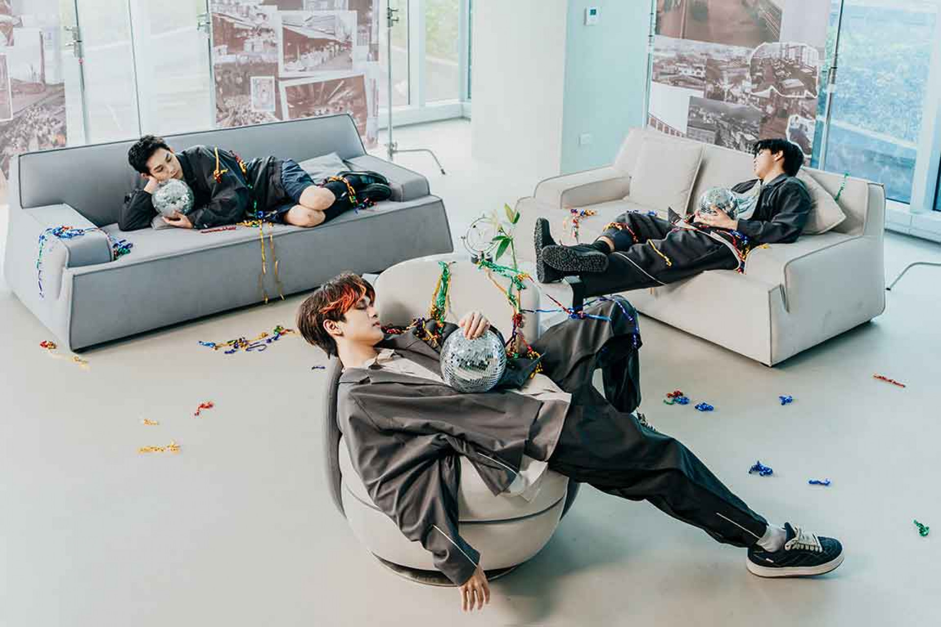 在拍攝〈Disco-Night〉MV時,拍攝一場派對結束後累倒在沙發上。左起:林毓家、盧佾暘、李秉諭(照片提供:種子音樂)