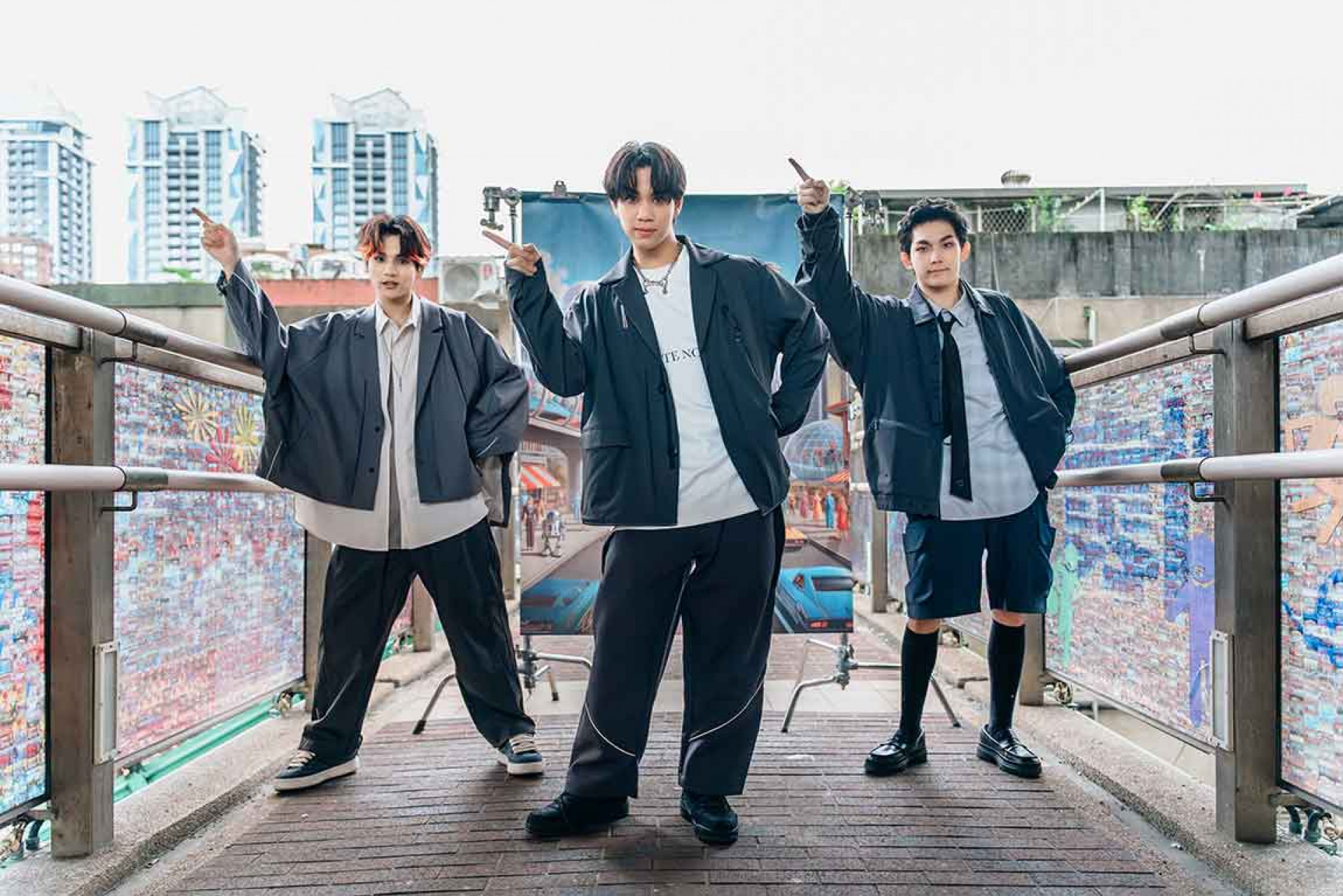 〈Disco-Night〉副歌充滿記憶點的迪斯可經典手勢動作,讓人印象深刻。左起:盧佾暘、李秉諭、林毓家(照片提供:種子音樂)