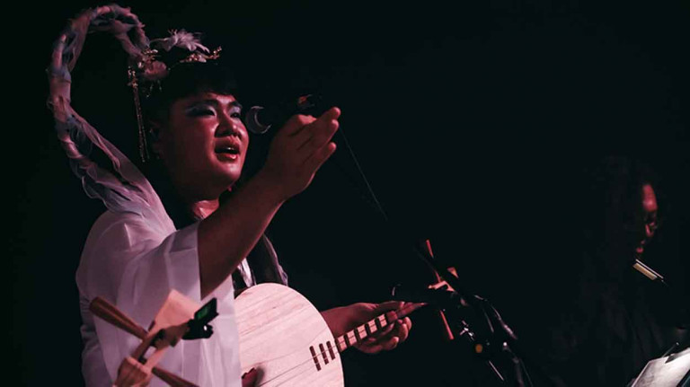 臺文樂團「裝咖人」推出大港開唱LIVE同步錄音專輯 主唱戴戴化作仙女下凡