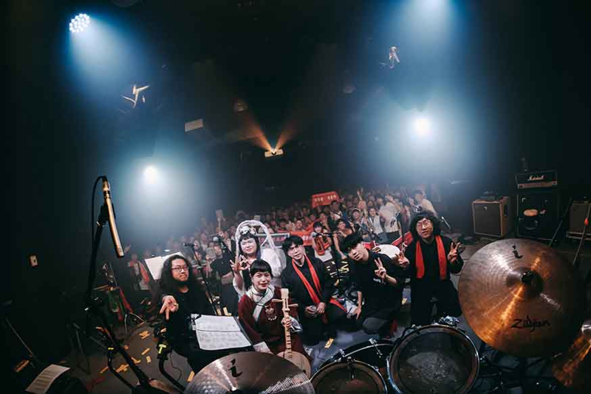 「2024大港開唱」藍寶石舞台的觀眾席滿到管制,觀眾進不來,許多觀眾敲碗復刻演出。-(圖/裝咖人-提供)