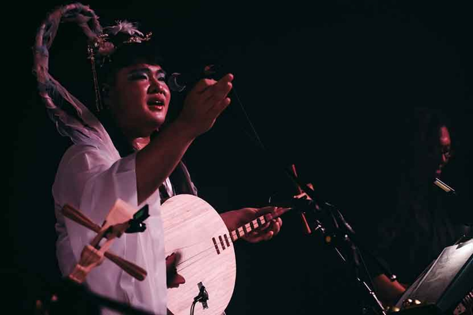 裝咖人主唱戴戴,以仙女下凡的裝扮於2024大港開唱演出,更在台上大膽「開車」。-(圖/裝咖人-提供)