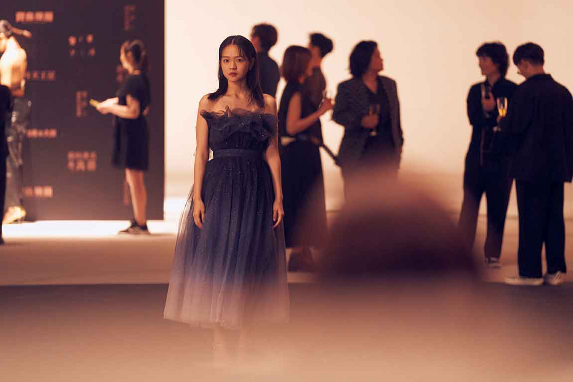 圖03:《影后》序曲〈從未見過的海〉以音樂為史艾瑪(林廷憶飾演)揭開她的心聲。(Netflix提供)