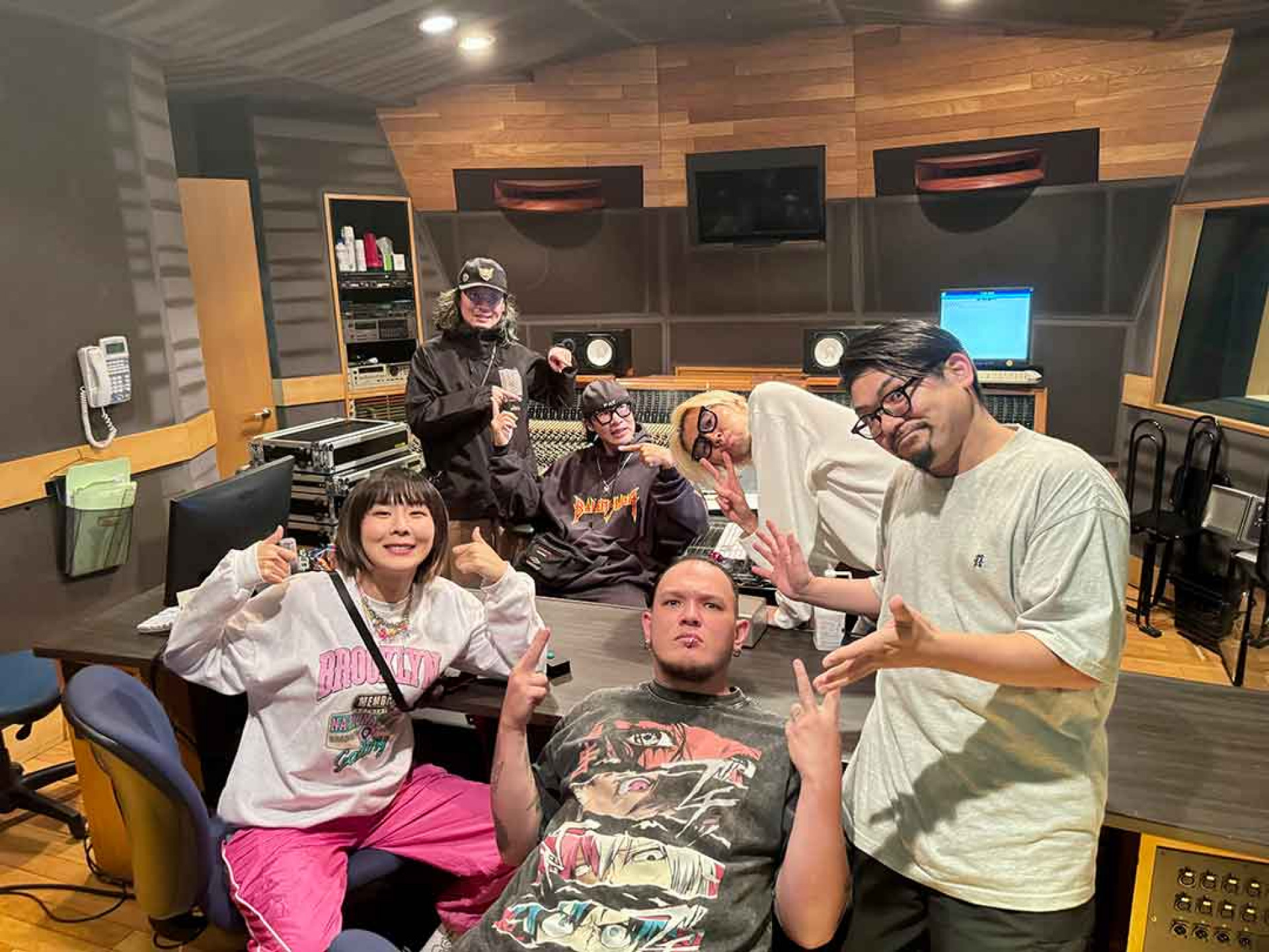 _宣傳照_兩團_怕胖團(由右到左:_鼓手-老外、主唱-閃亮、貝斯-大寶)+-the-telephones(由右到左:鼓手-松本誠治、合成器-岡本伸明、主唱-石毛輝)