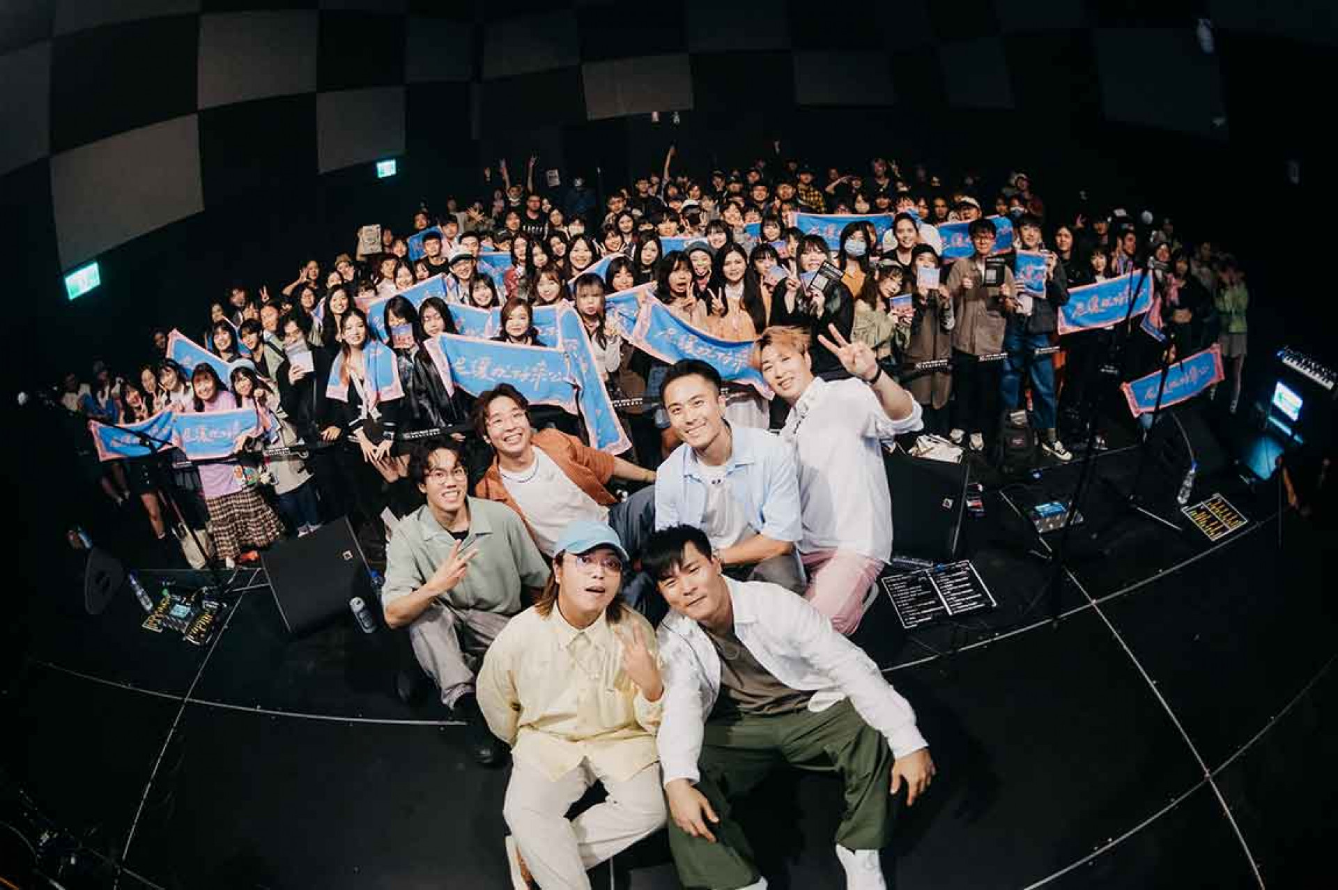 SONNIE-桑尼-樂團演出照-後排由左至右:希舞(吉他)、文劭(主唱)、高登(鼓)、元喆(貝斯),前排:葉肥(PGM)