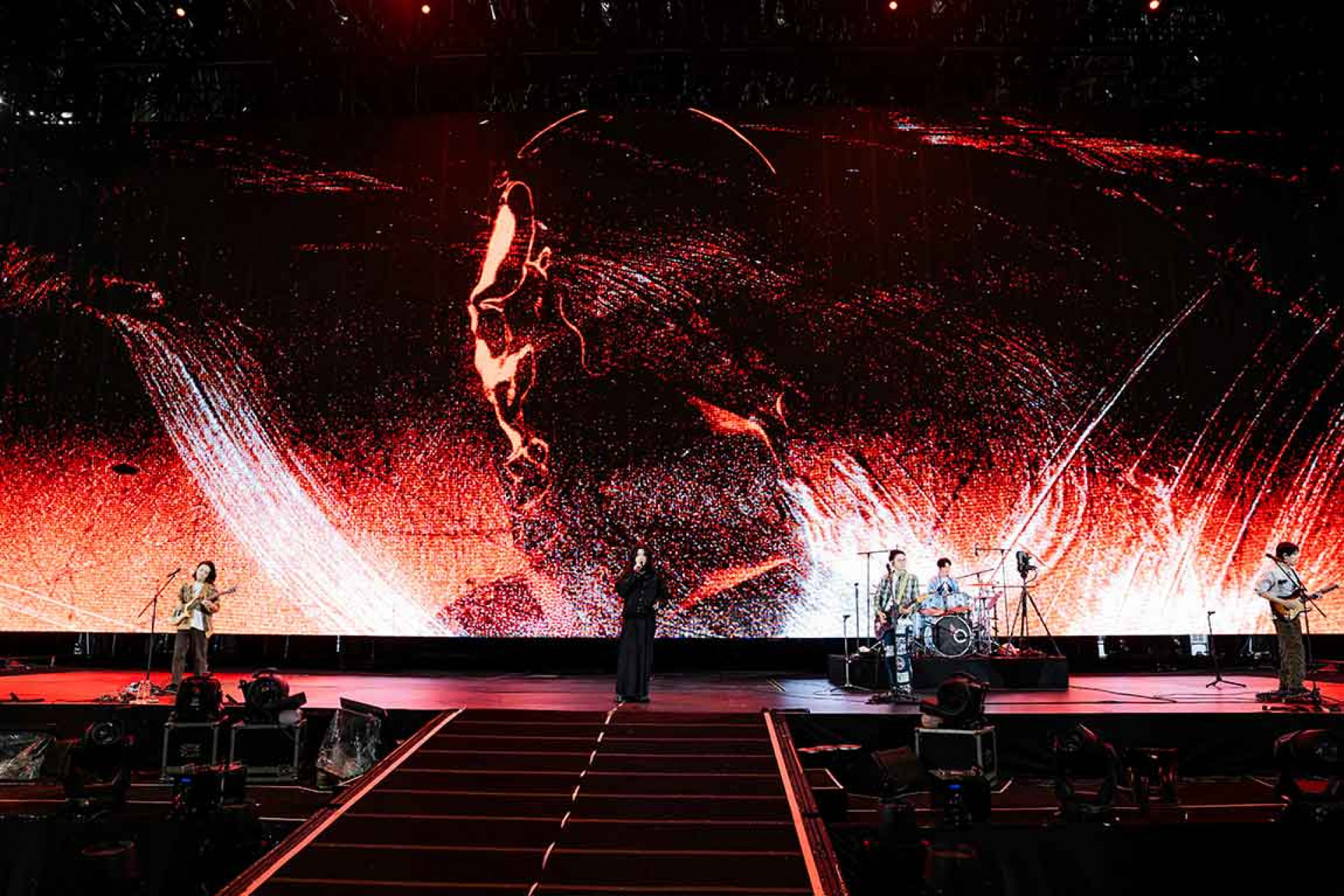 麋先生日前擔任五月天上海演唱會開場嘉賓,狂帥魅力征服各地歌迷。(相信音樂提供)