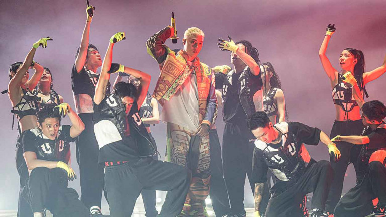 周湯豪REALIVE (R2) 特仕版 台北小巨蛋首唱 炫銀酷裝、超潮墨鏡  舞台宛若變形金剛