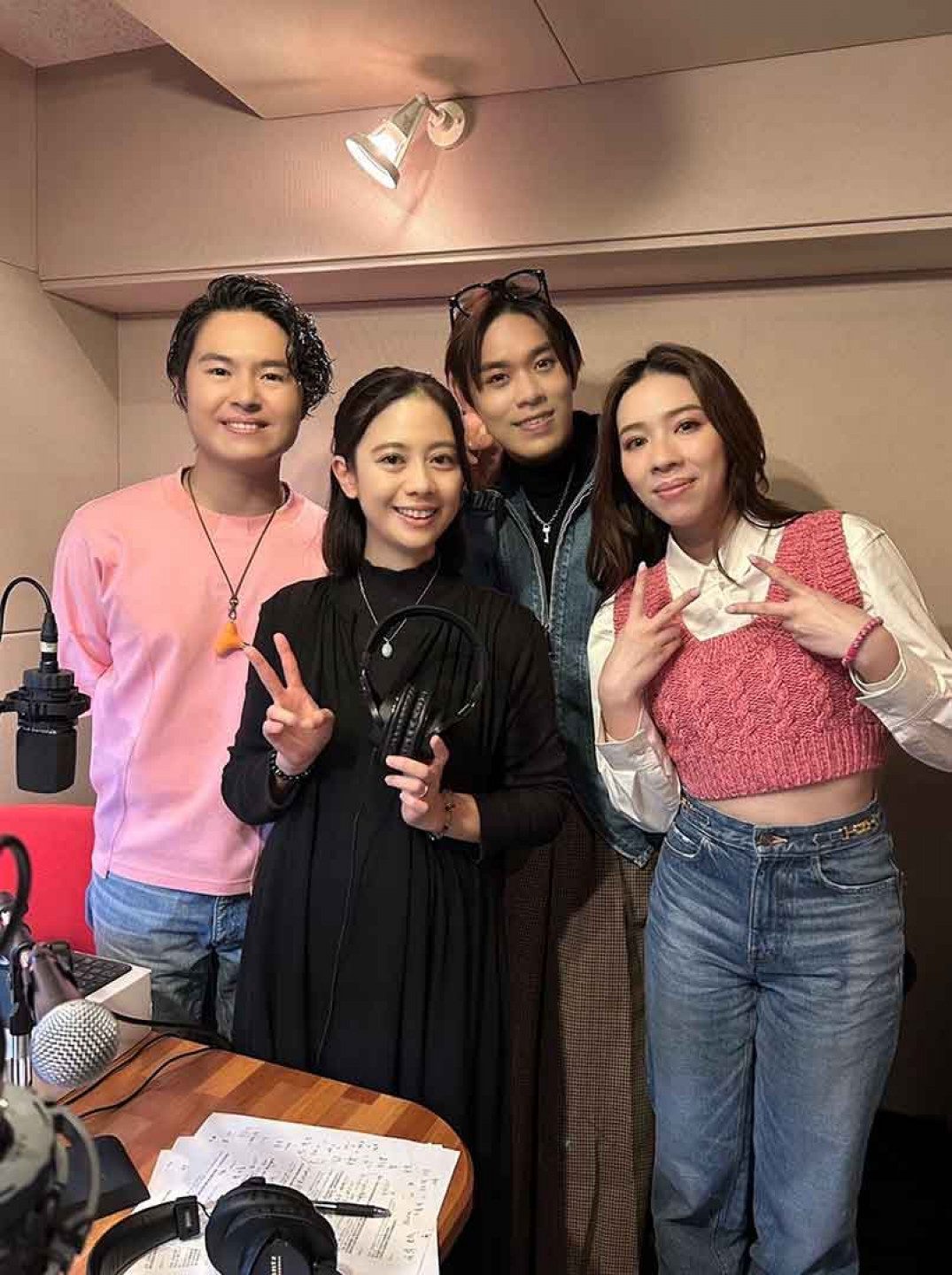 圖08:告五人此趟東京行接受不少當地媒體訪問。(相信音樂提供)