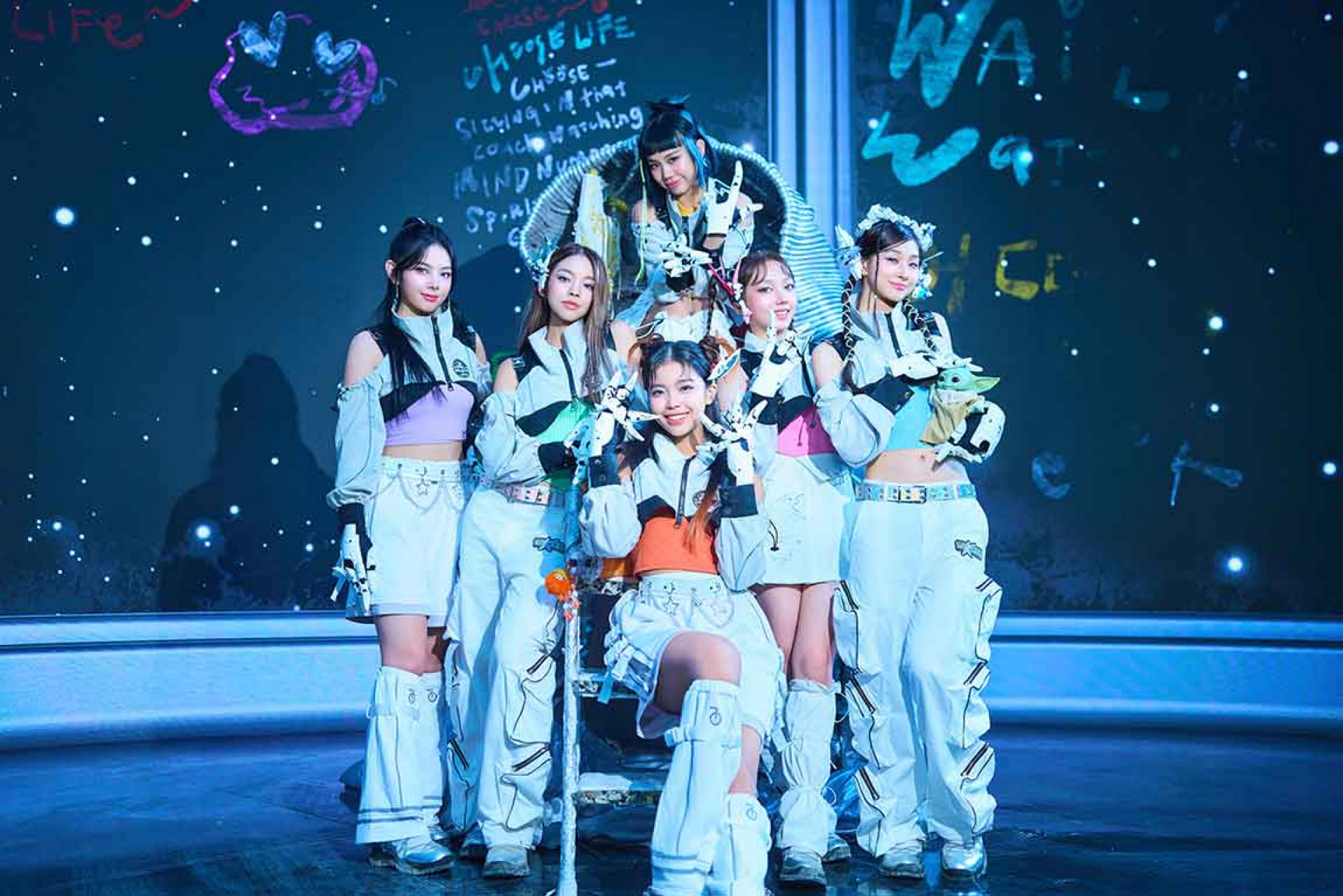 〈心悸寶貝-BIUBIU〉宣傳照_1(前排:丞妘/中排左起:Vikky、粼粼、栩栩、熙妍/後排:品妡)