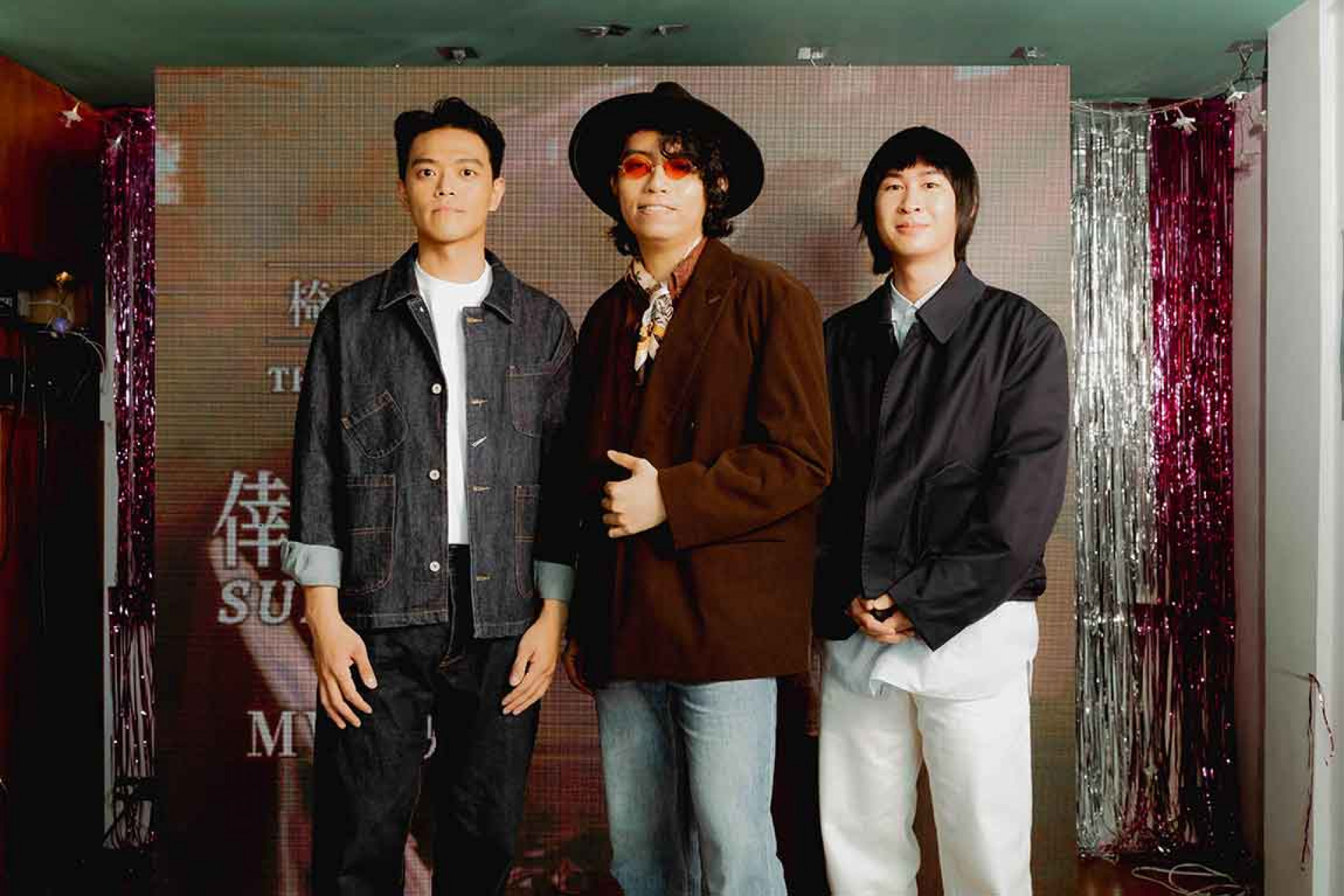 椅子樂團合影2,團員仲穎(左)、詠靖(中)、伯元(右)