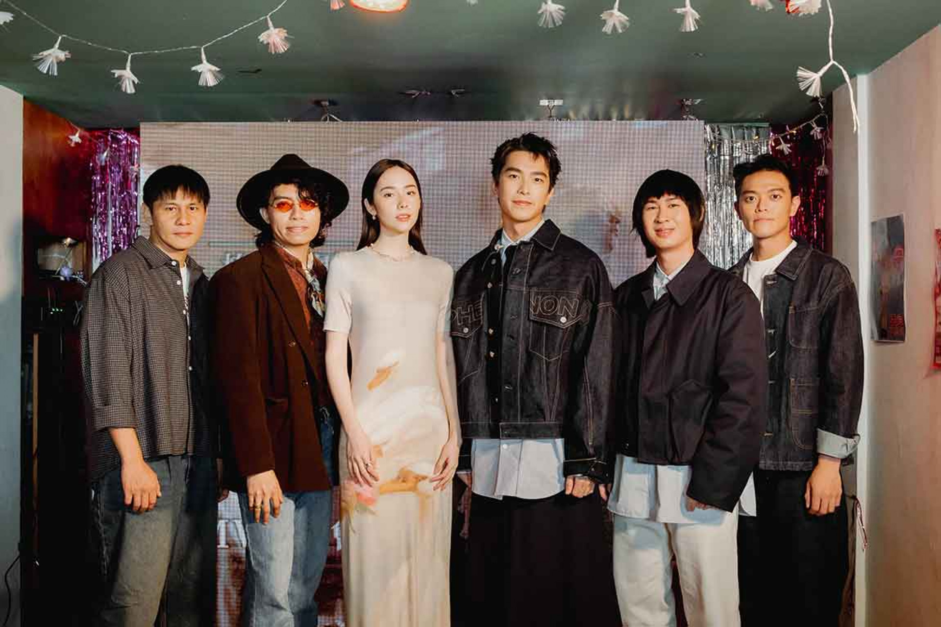 椅子樂團〈倖存者〉MV首映會合影，導演鄔鶴宏（左一）、椅子樂團詠靖（左二）、MV女主角林奕嵐（左三）、MV男主角曾敬驊（右三）、椅子樂團伯元（右二）、椅子樂團仲穎（右一）