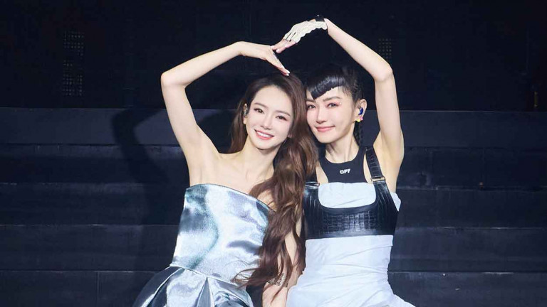 謝金燕邀《浪姐5》戰友戚薇助陣 女女嘴對嘴親吻掀高潮  姐姐突自爆「20年沒接吻了」