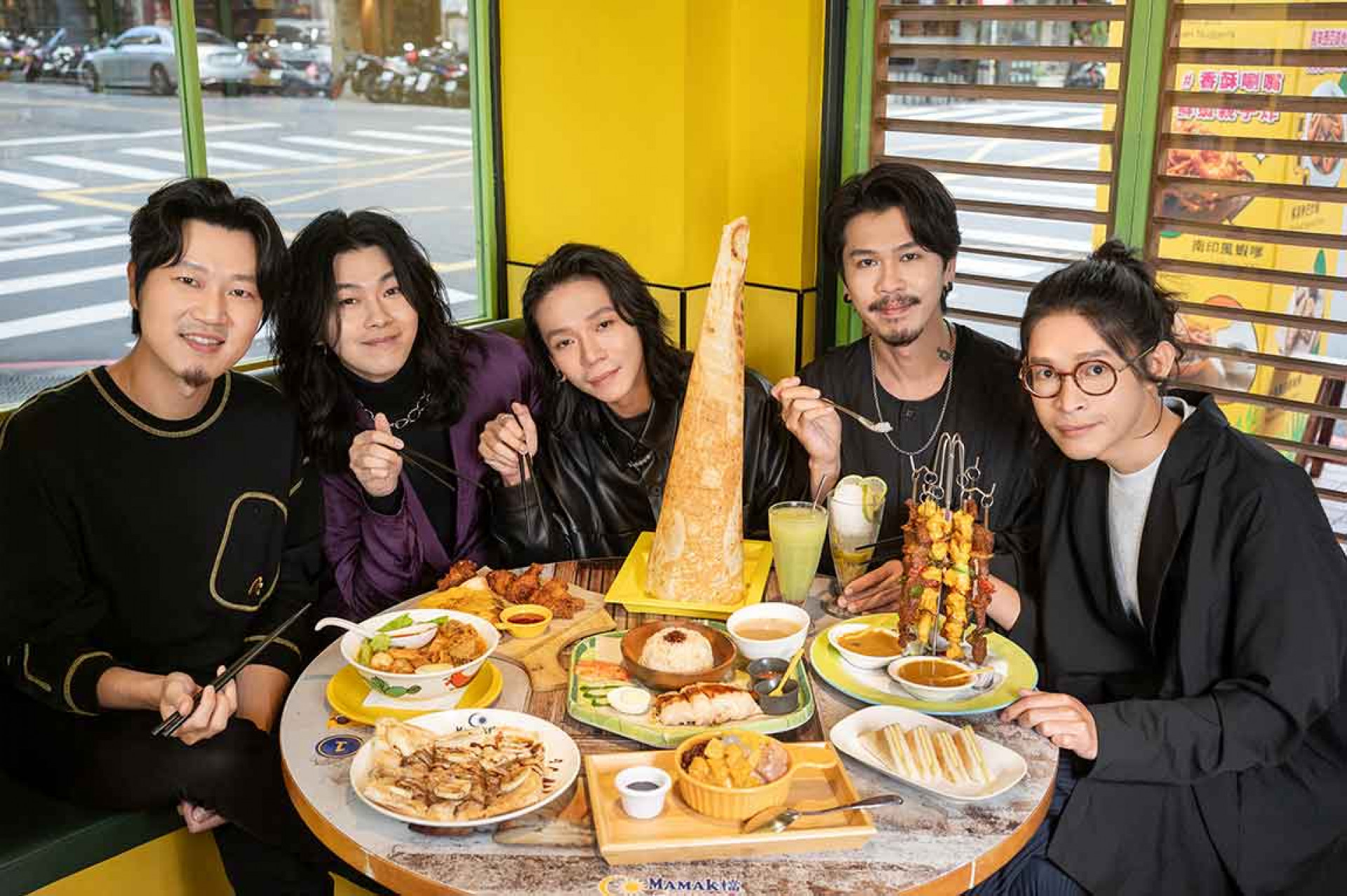 圖01：麋先生享用新馬經典美食，充滿能量迎接下一站巡演。（相信音樂提供）