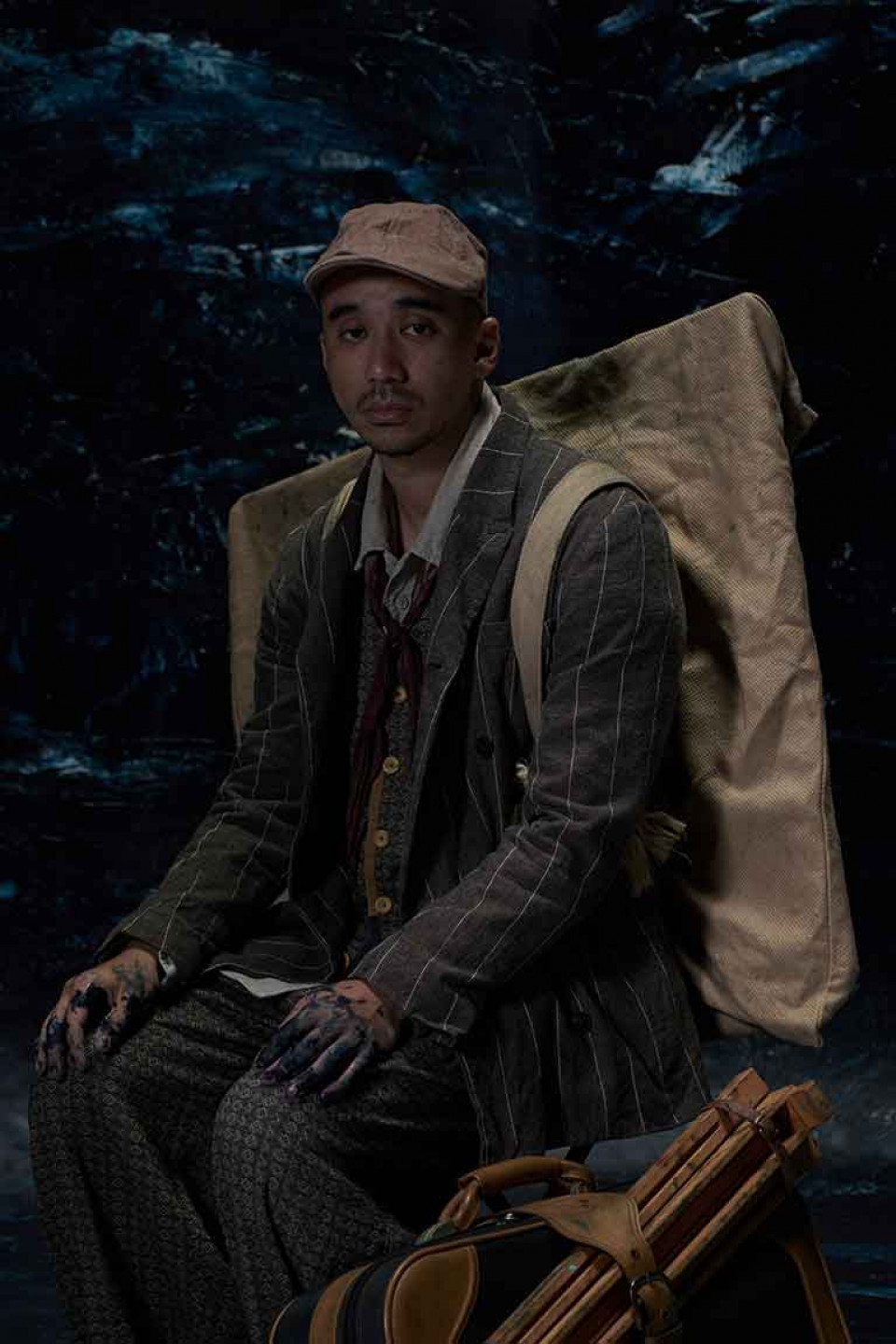 沈安再次扮演畫家，畫起一幅深藍的畫
