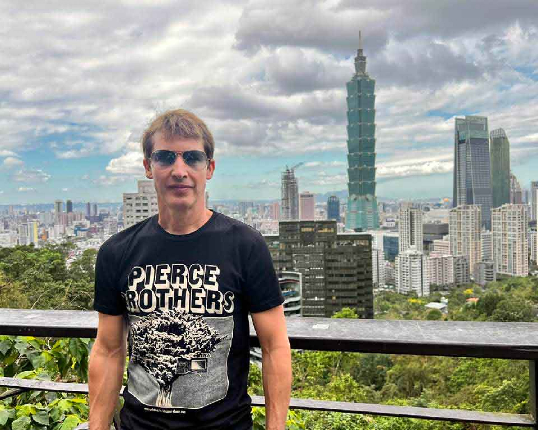 上尉詩人詹姆仕布朗特與台北地標101-_-James-Blunt-IG