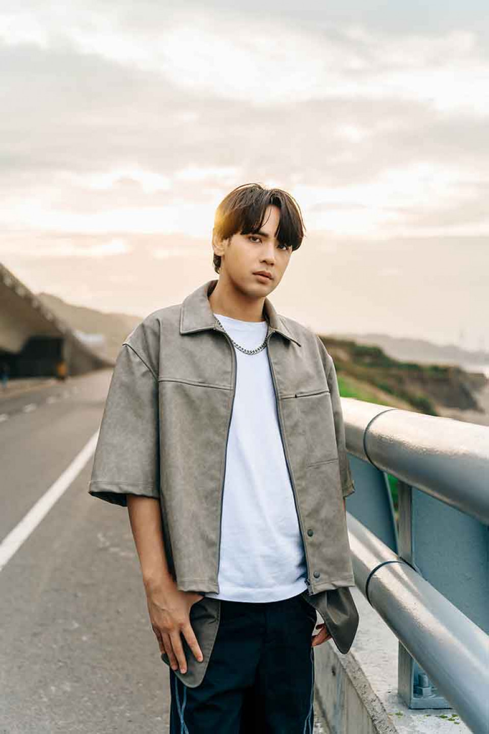 陳零九日前拍攝〈也曾想走進你的心底〉MV,選在林口一處濱海公路拍攝。(照片提供:種子音樂)