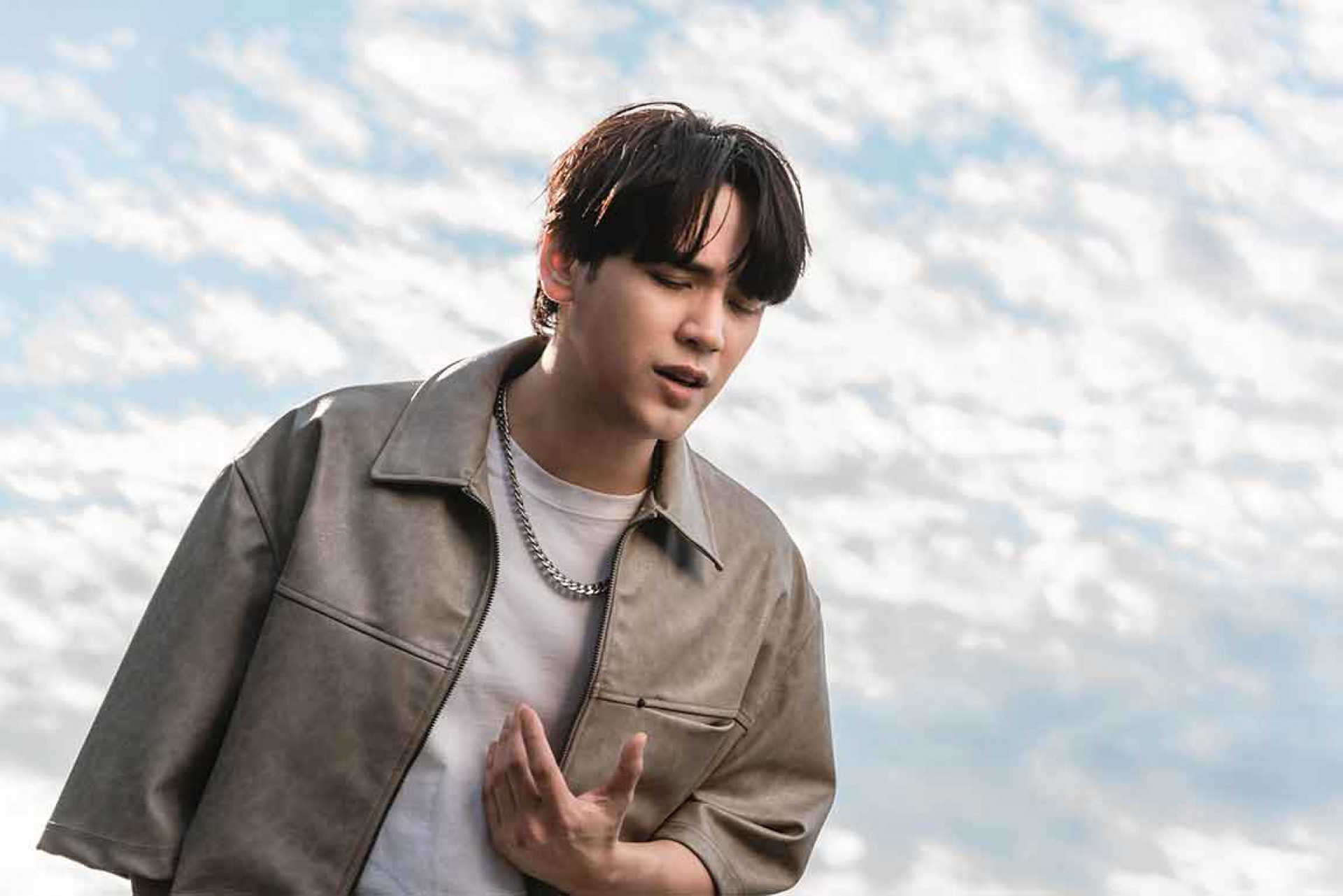 陳零九日前拍攝〈也曾想走進你的心底〉MV,站在林口一處濱海公路拍攝帥氣對嘴畫面。(照片提供:種子音樂)