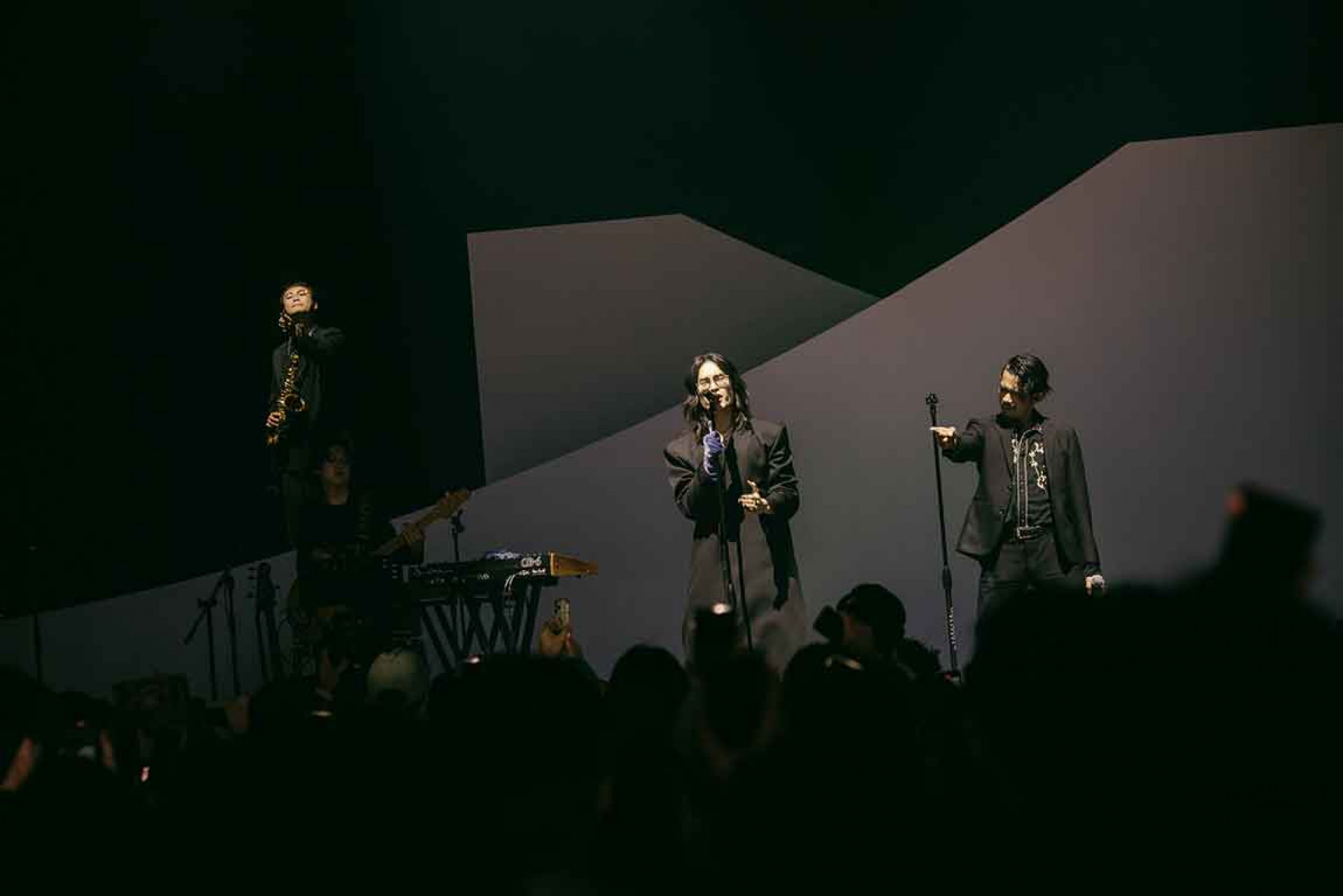 鶴-The-Crane（中）演唱會邀日本人氣樂團ALI（右）、落日飛車黃浩庭（左）同台共演新歌〈NEON〉