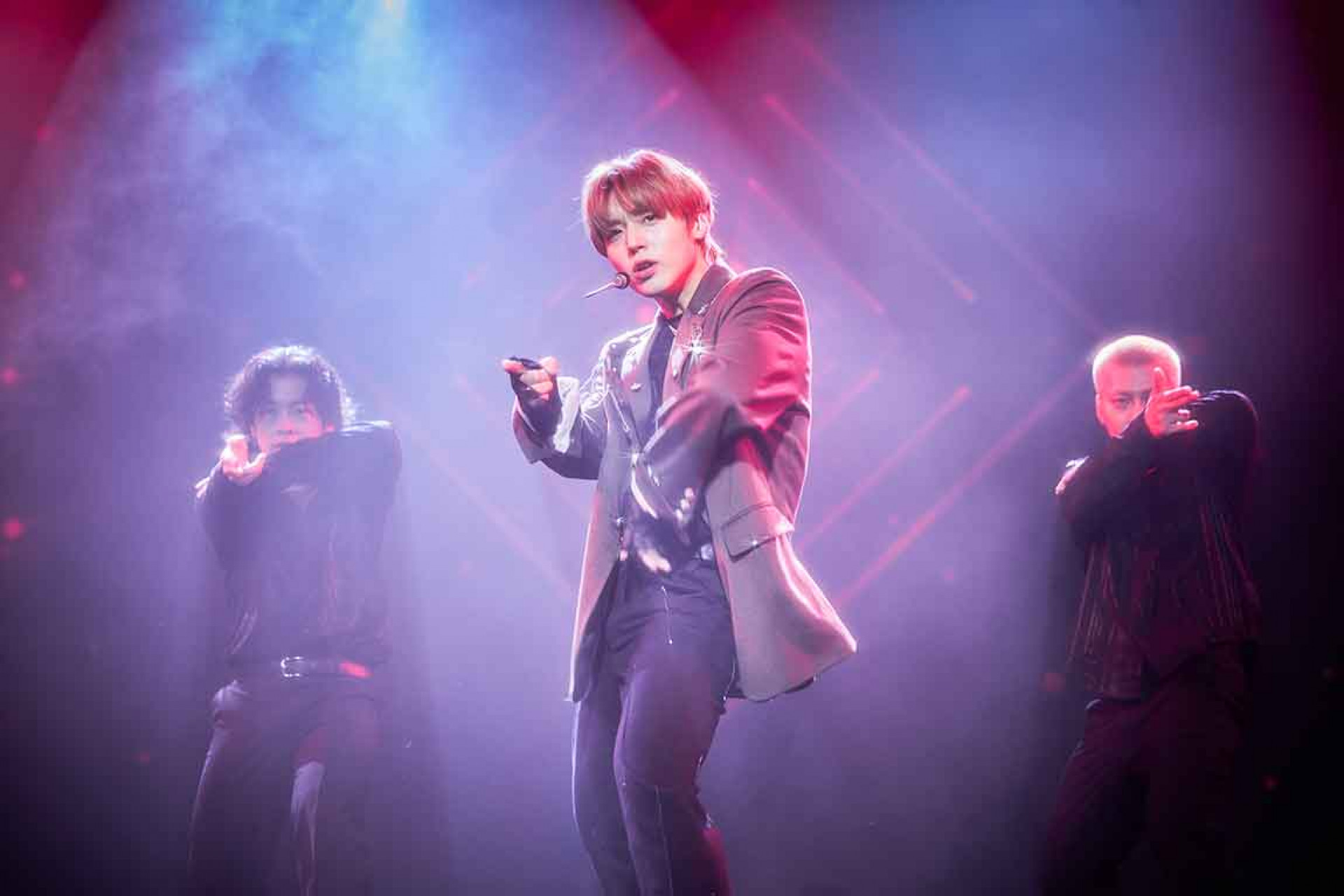 朴志訓帶來精彩歌曲帥氣登場_華貴娛樂提供